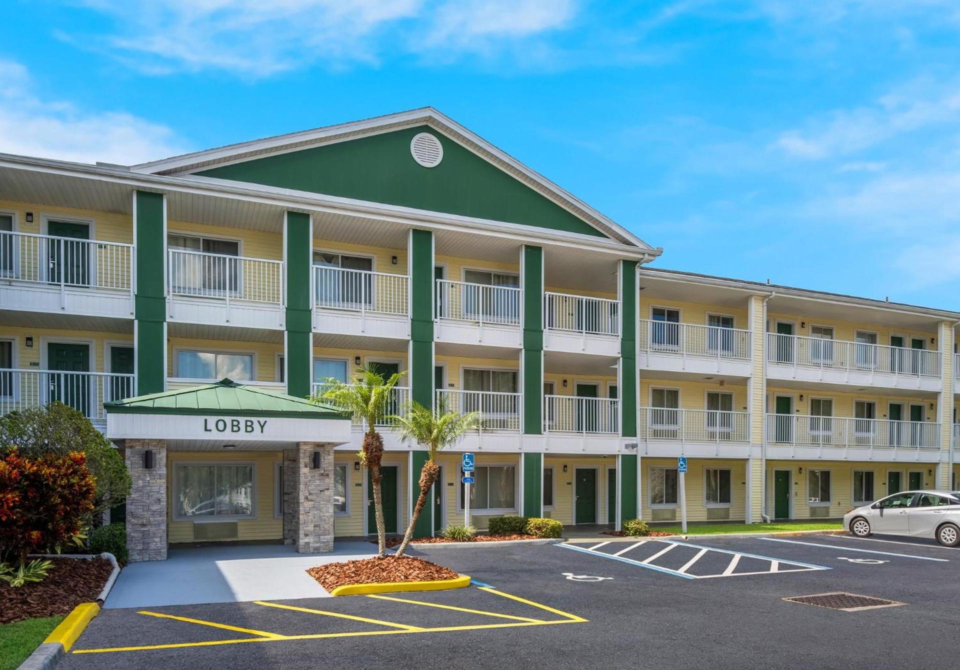 HomeTowne Studios by Red Roof Orlando - UCF Area photo 2