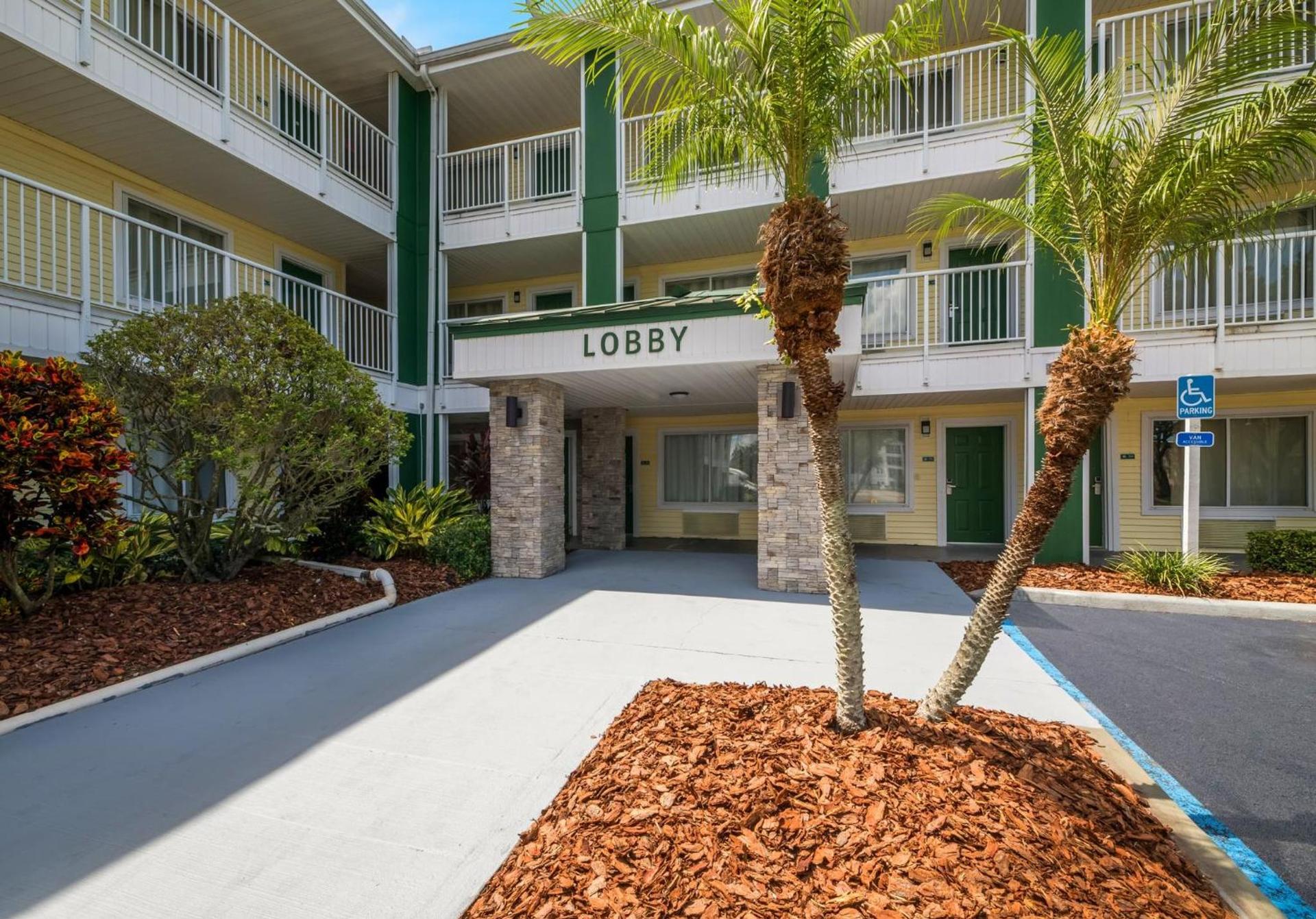 HomeTowne Studios by Red Roof Orlando - UCF Area photo 6