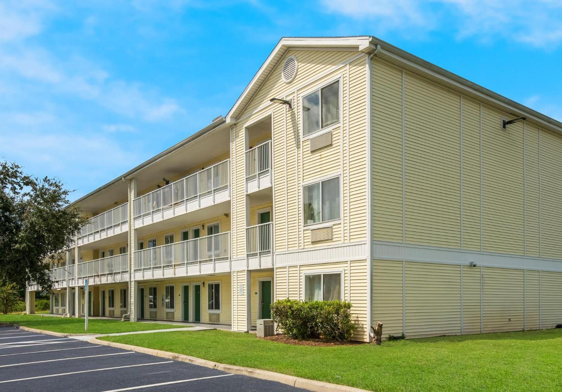 HomeTowne Studios by Red Roof Orlando - UCF Area photo 4