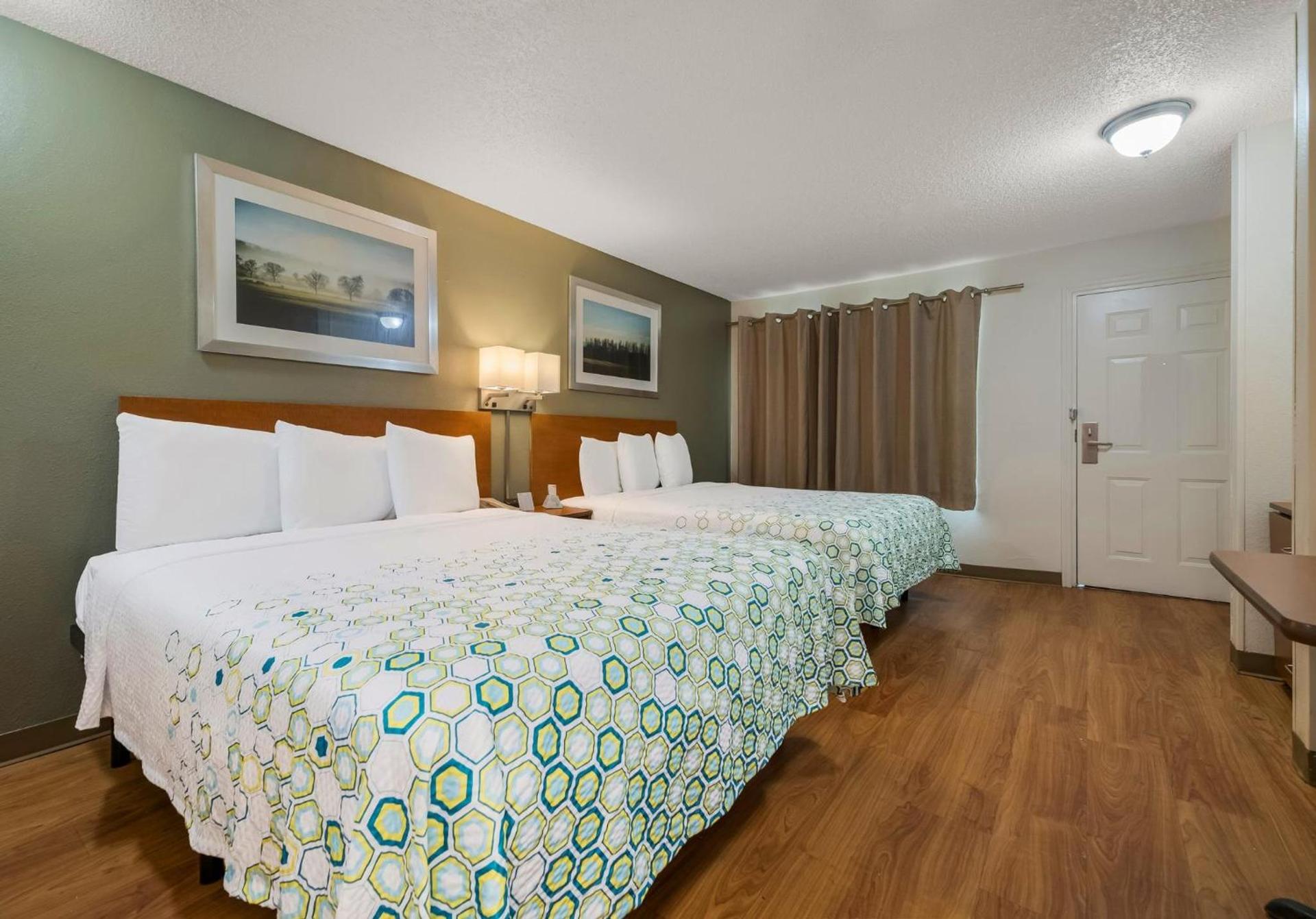 HomeTowne Studios by Red Roof Orlando - UCF Area photo 16
