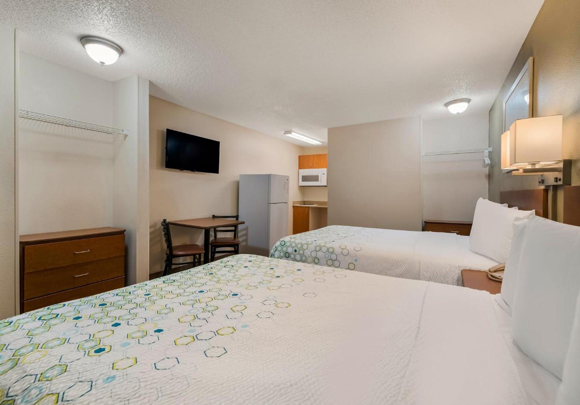 HomeTowne Studios by Red Roof Orlando - UCF Area photo 28