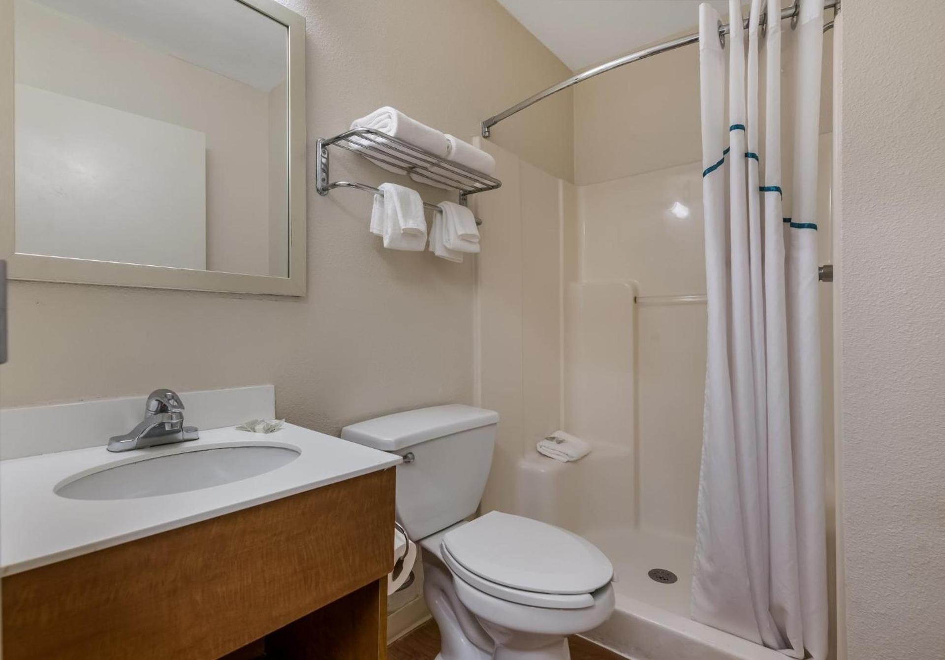 HomeTowne Studios by Red Roof Orlando - UCF Area photo 26