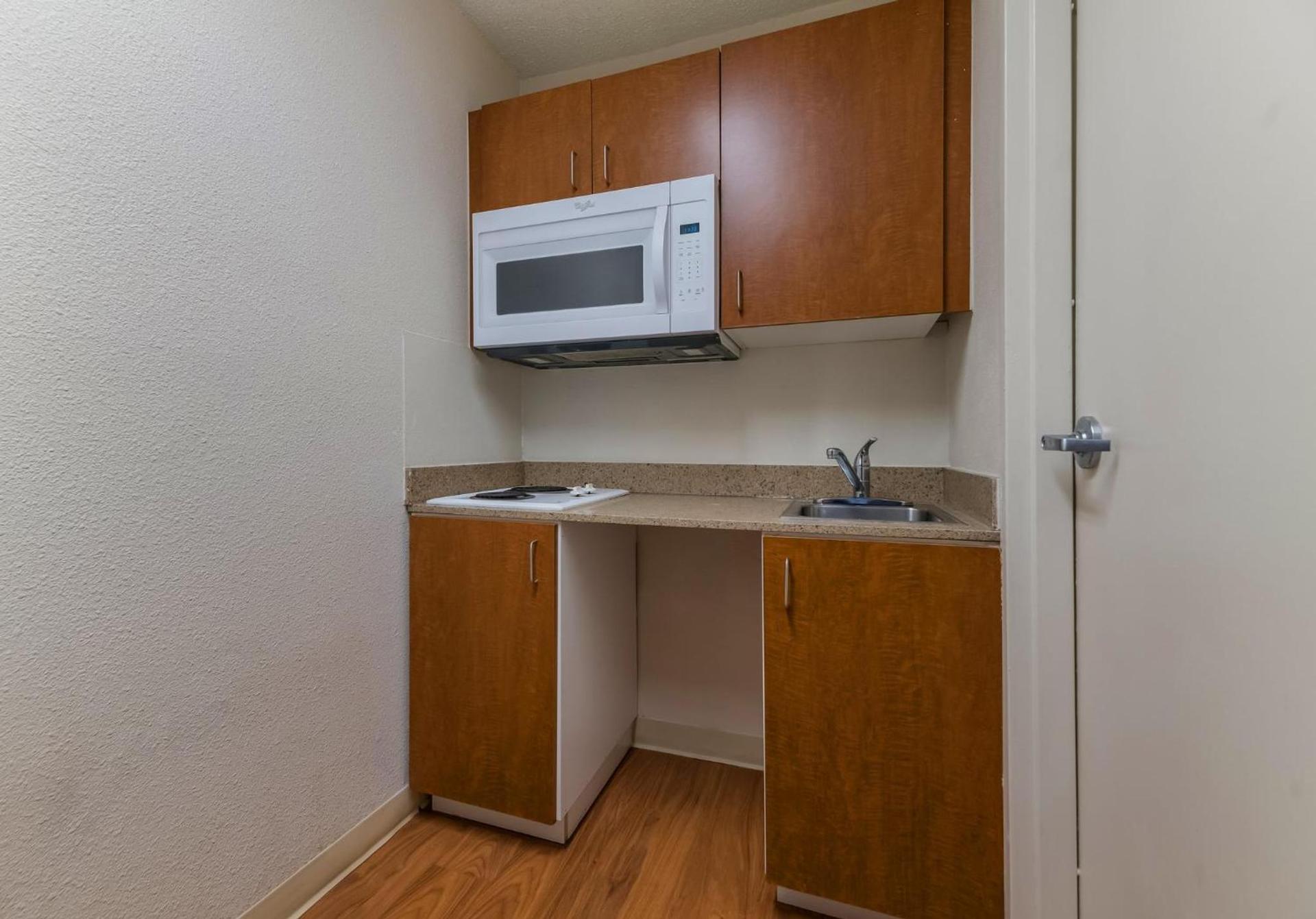 HomeTowne Studios by Red Roof Orlando - UCF Area photo 25