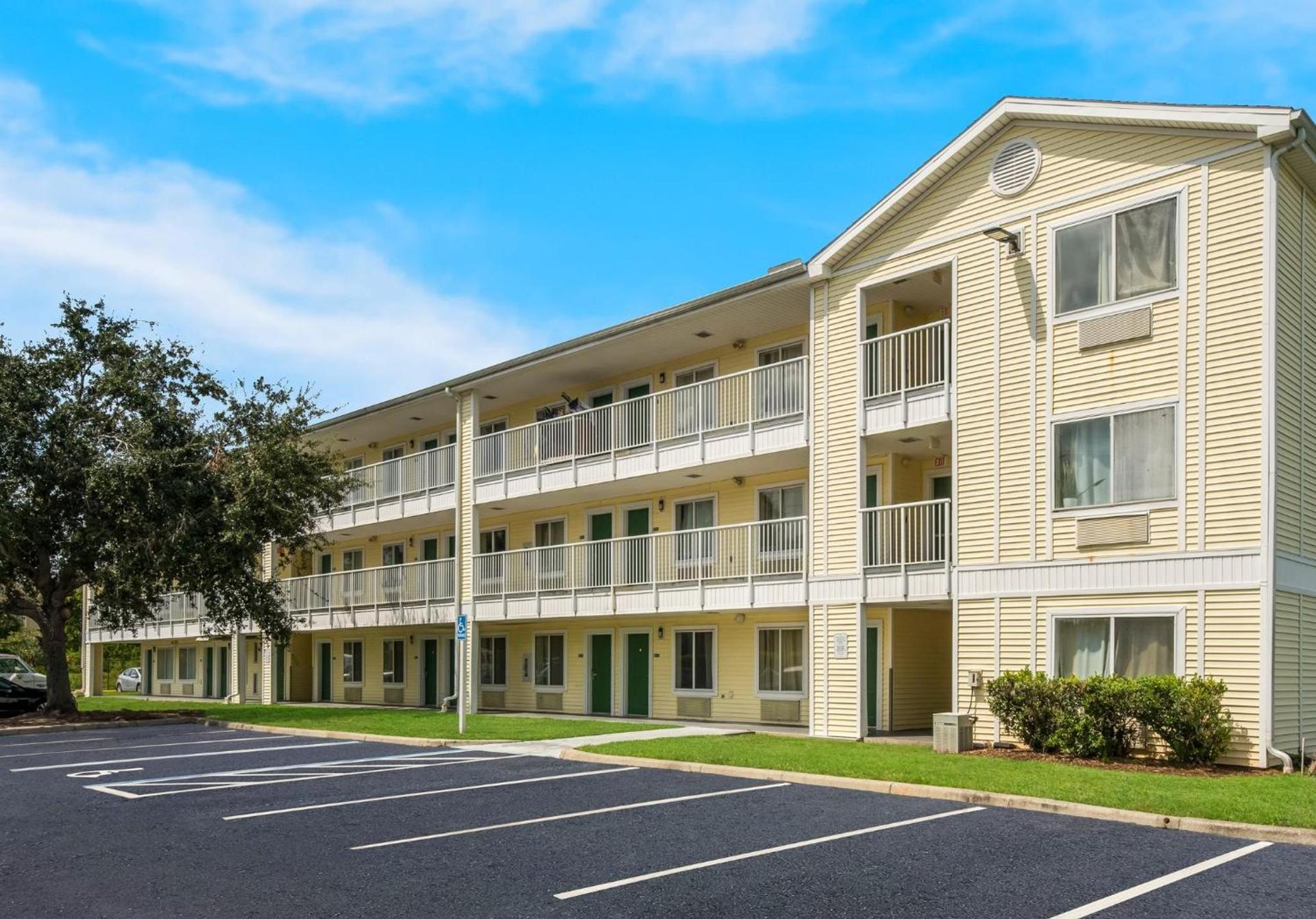 HomeTowne Studios by Red Roof Orlando - UCF Area photo 1