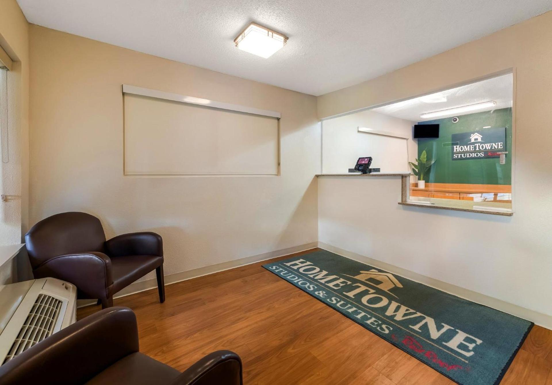 HomeTowne Studios by Red Roof Orlando - UCF Area photo 8