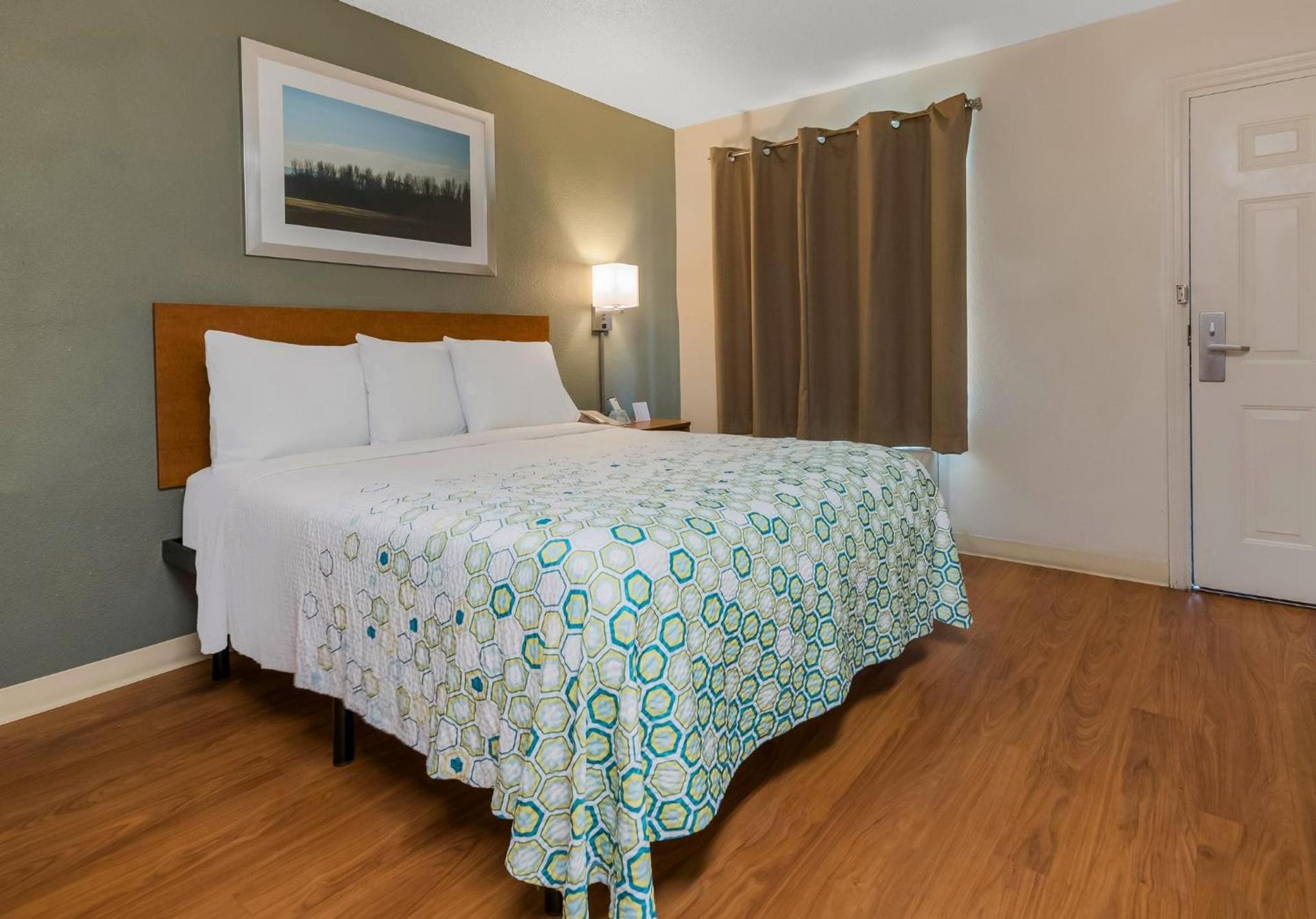 HomeTowne Studios by Red Roof Orlando - UCF Area photo 24