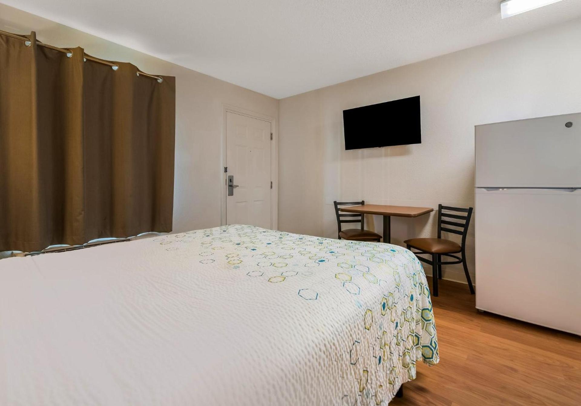 HomeTowne Studios by Red Roof Orlando - UCF Area photo 29