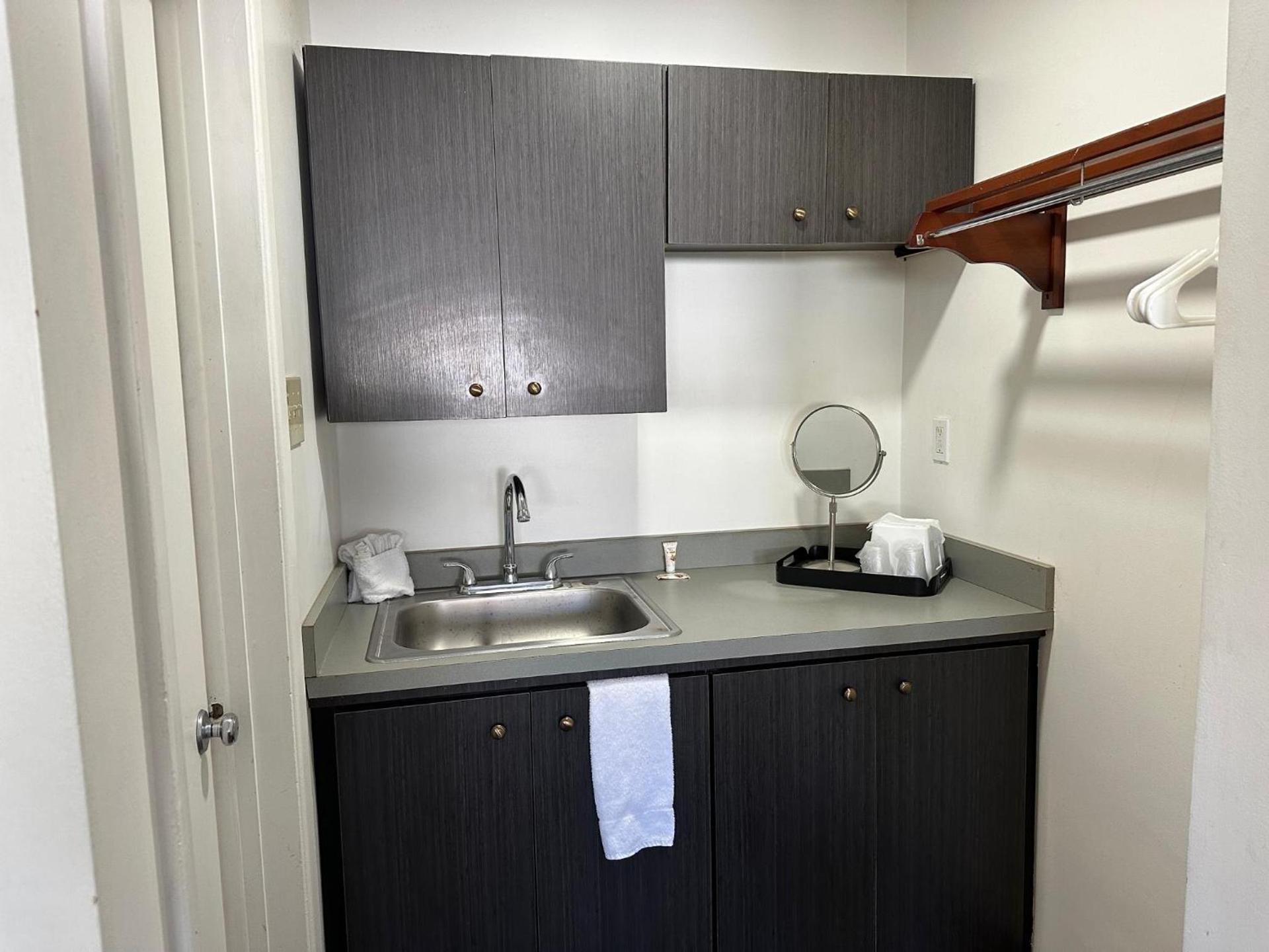 Desert Sands Inn & Suites photo 14