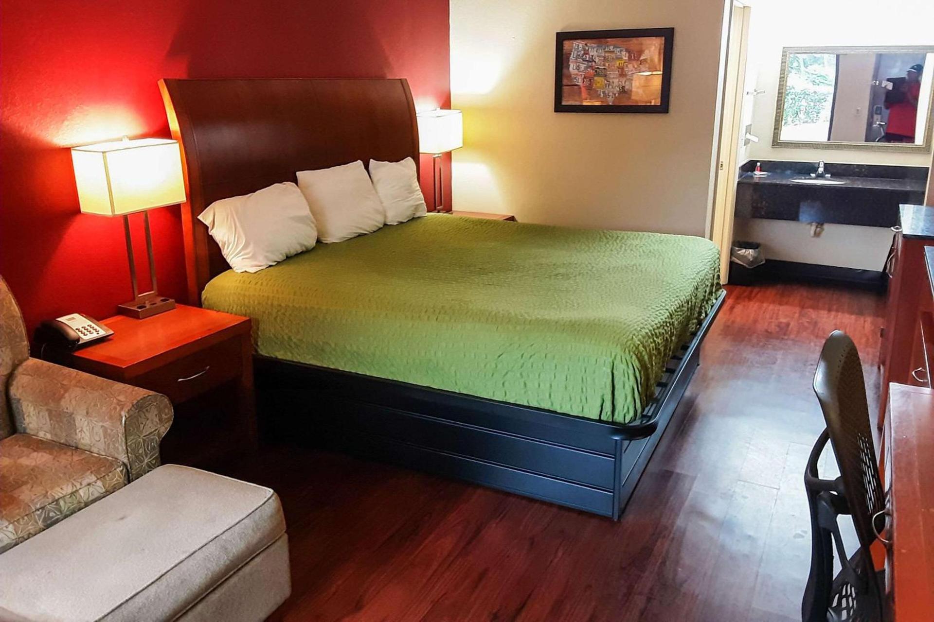 Econo Lodge Inn & Suites Griffin North photo 8