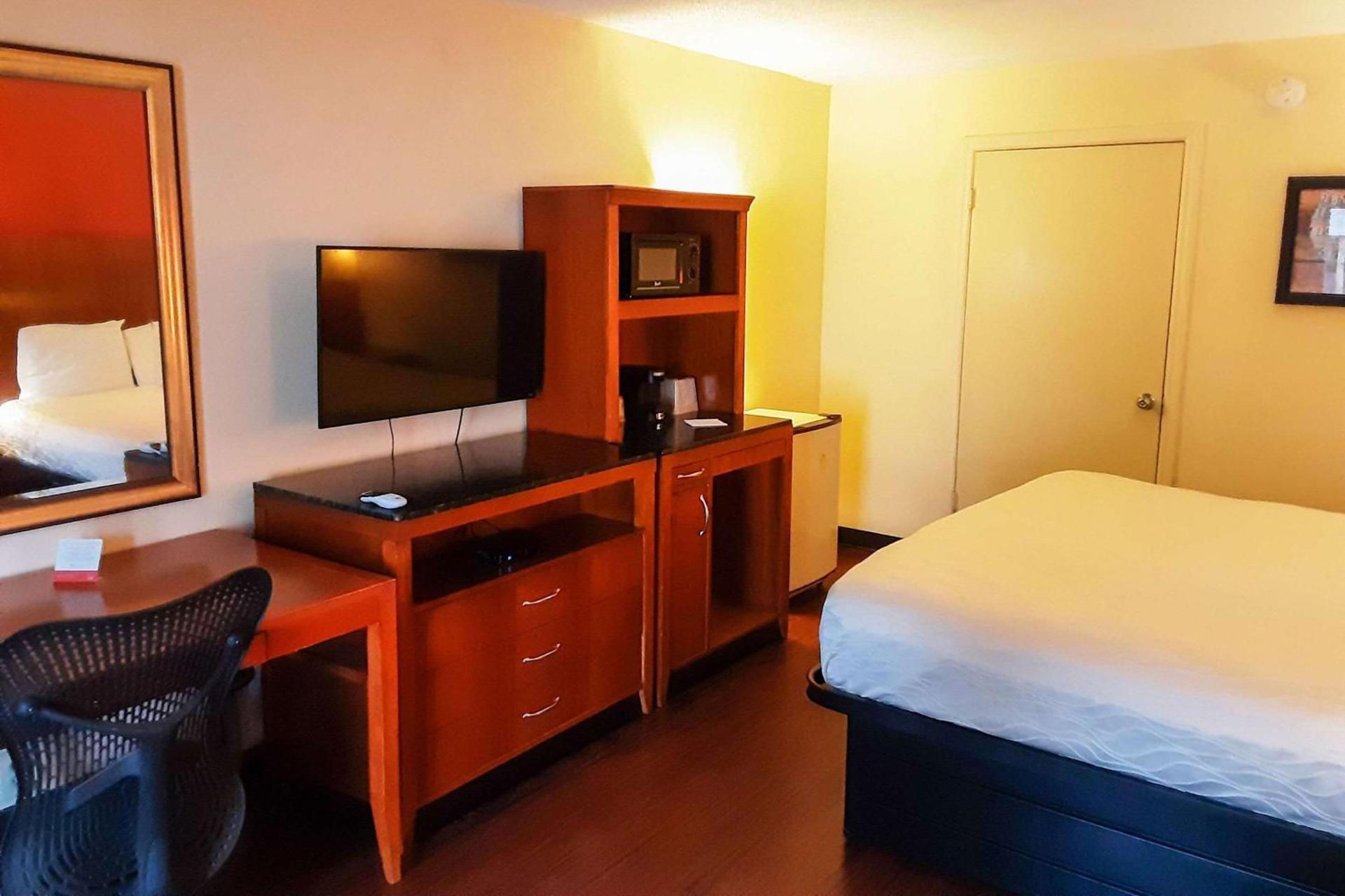 Econo Lodge Inn & Suites Griffin North photo 10