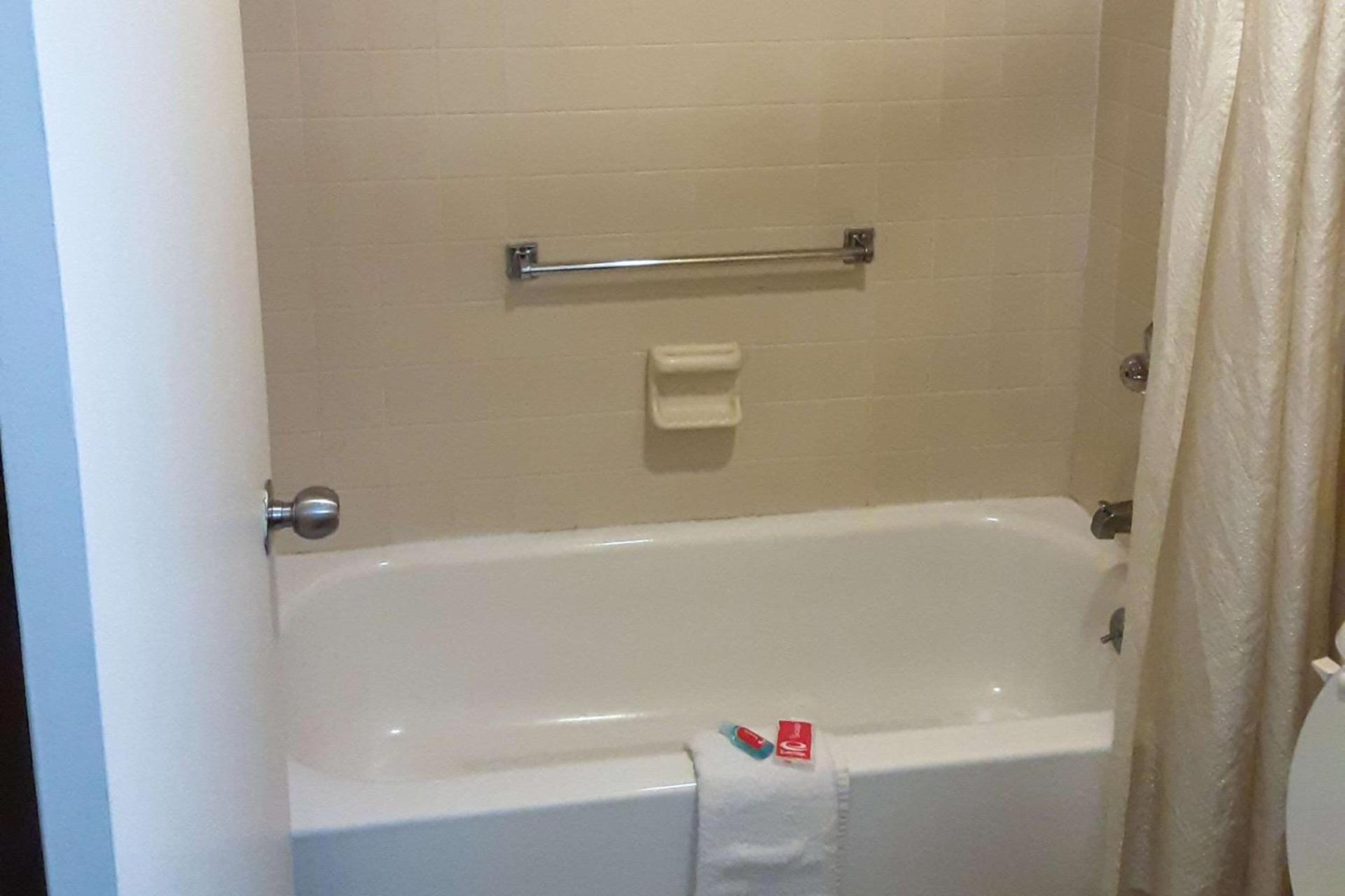 Econo Lodge Inn & Suites Griffin North photo 11