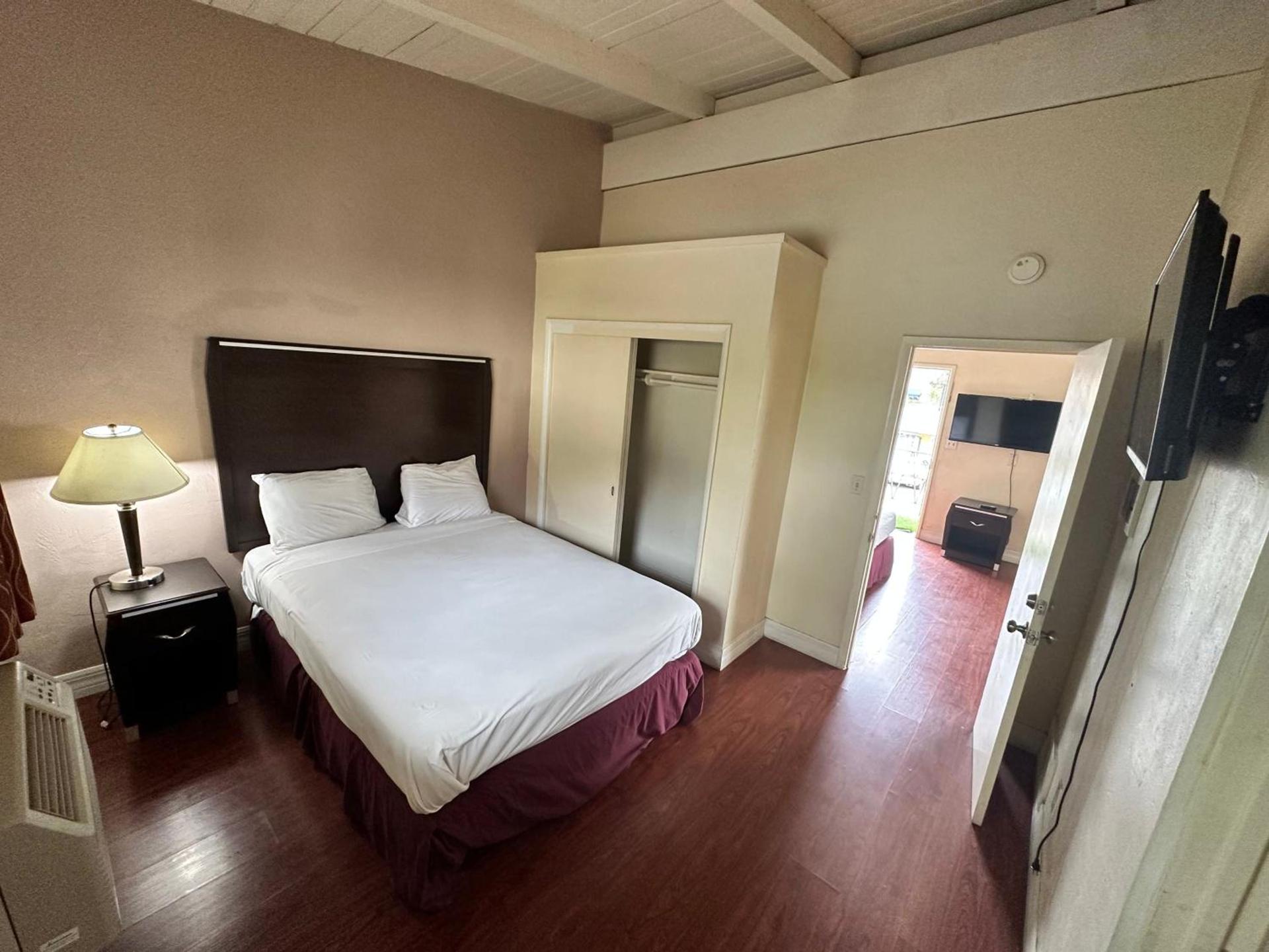 Town and Country Inn photo 2