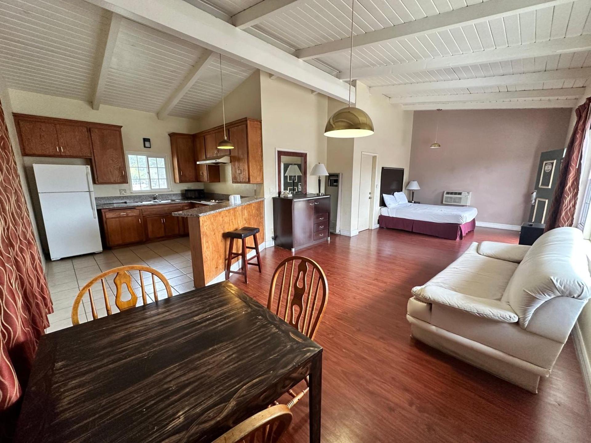 Town and Country Inn photo 3