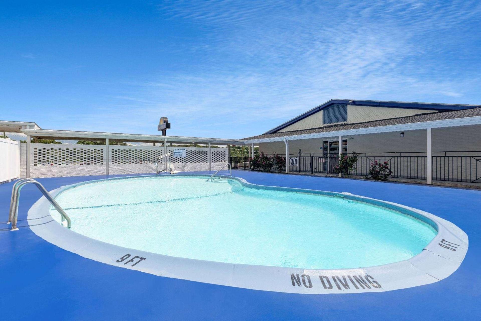 Days Inn by Wyndham Lincolnton photo 8