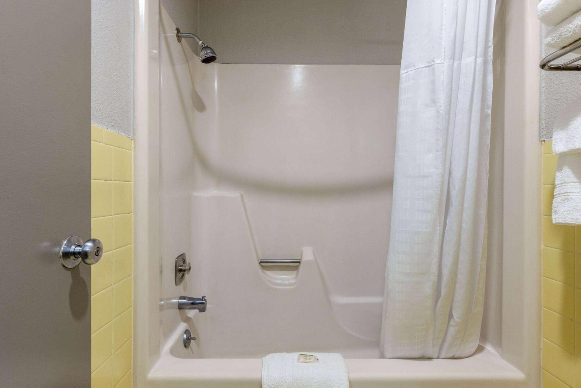 Days Inn by Wyndham Lincolnton photo 18