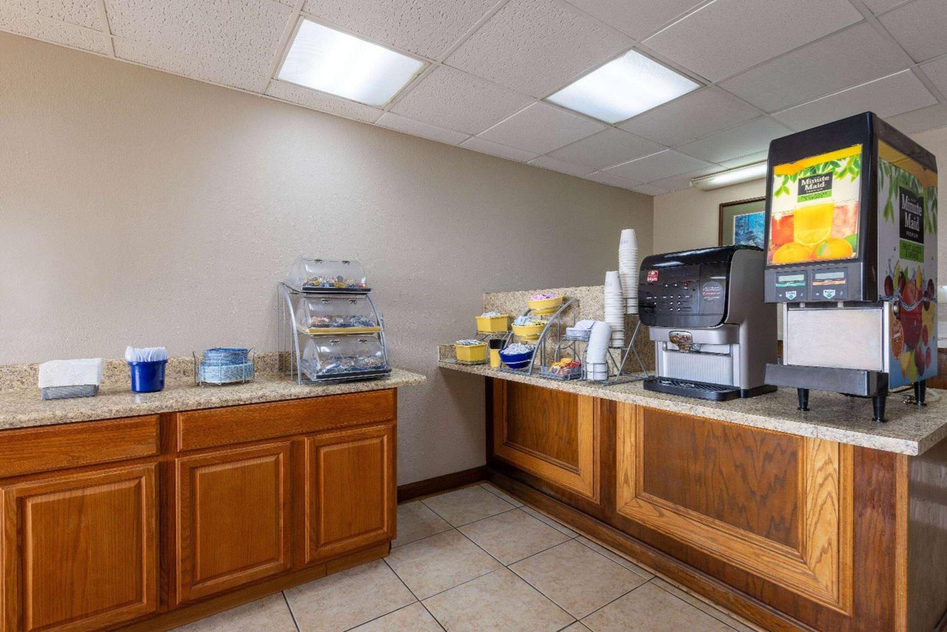 Days Inn by Wyndham Lincolnton photo 34