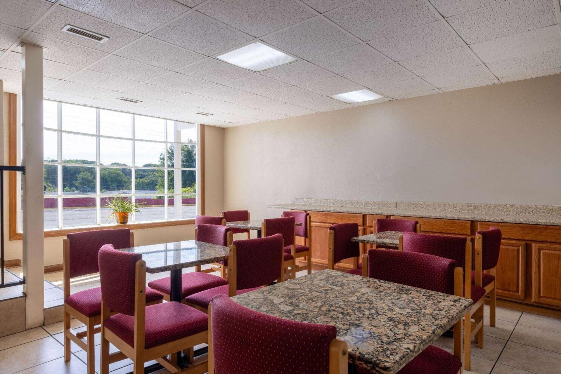 Days Inn by Wyndham Lincolnton photo 35