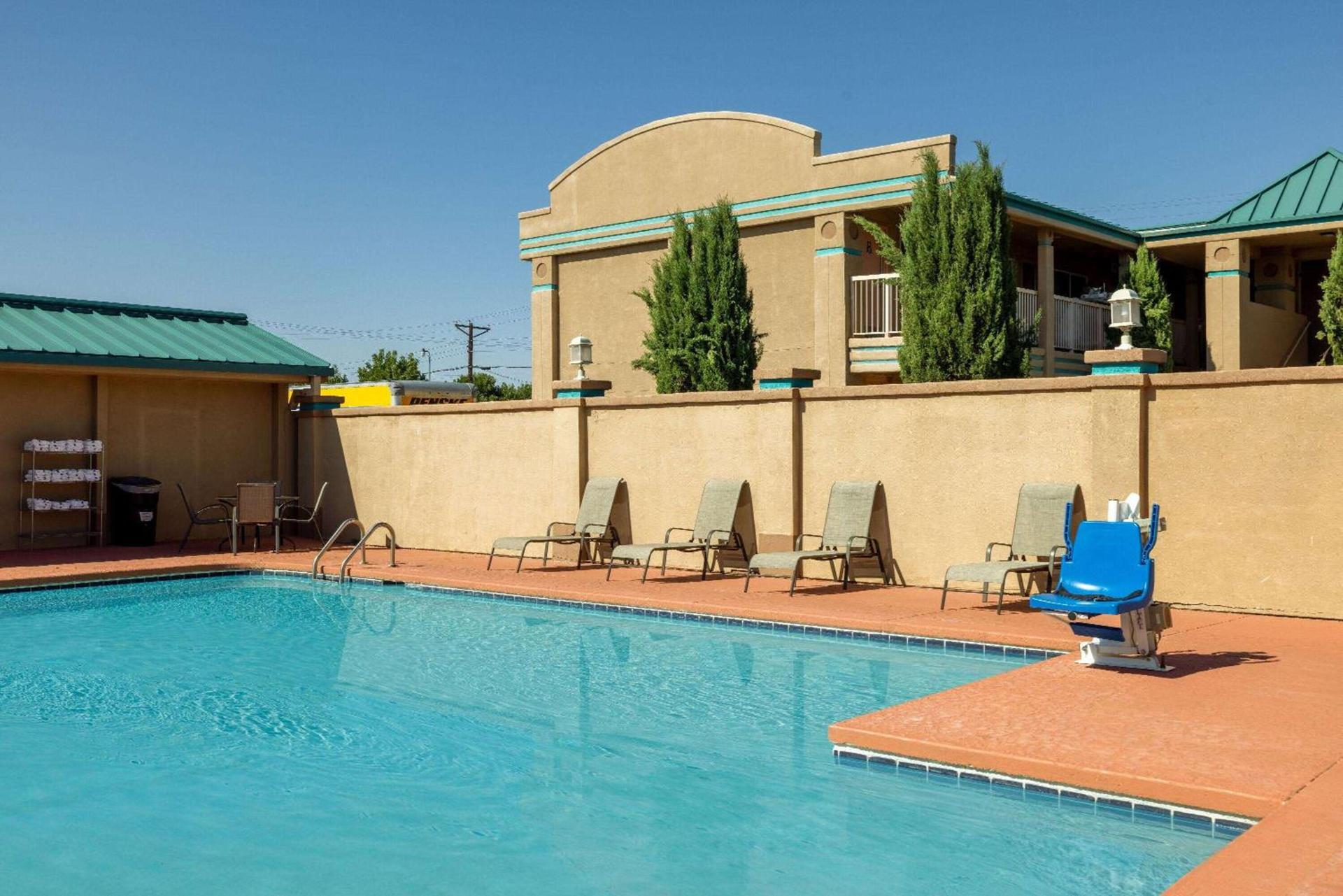Days Inn by Wyndham Roswell photo 12