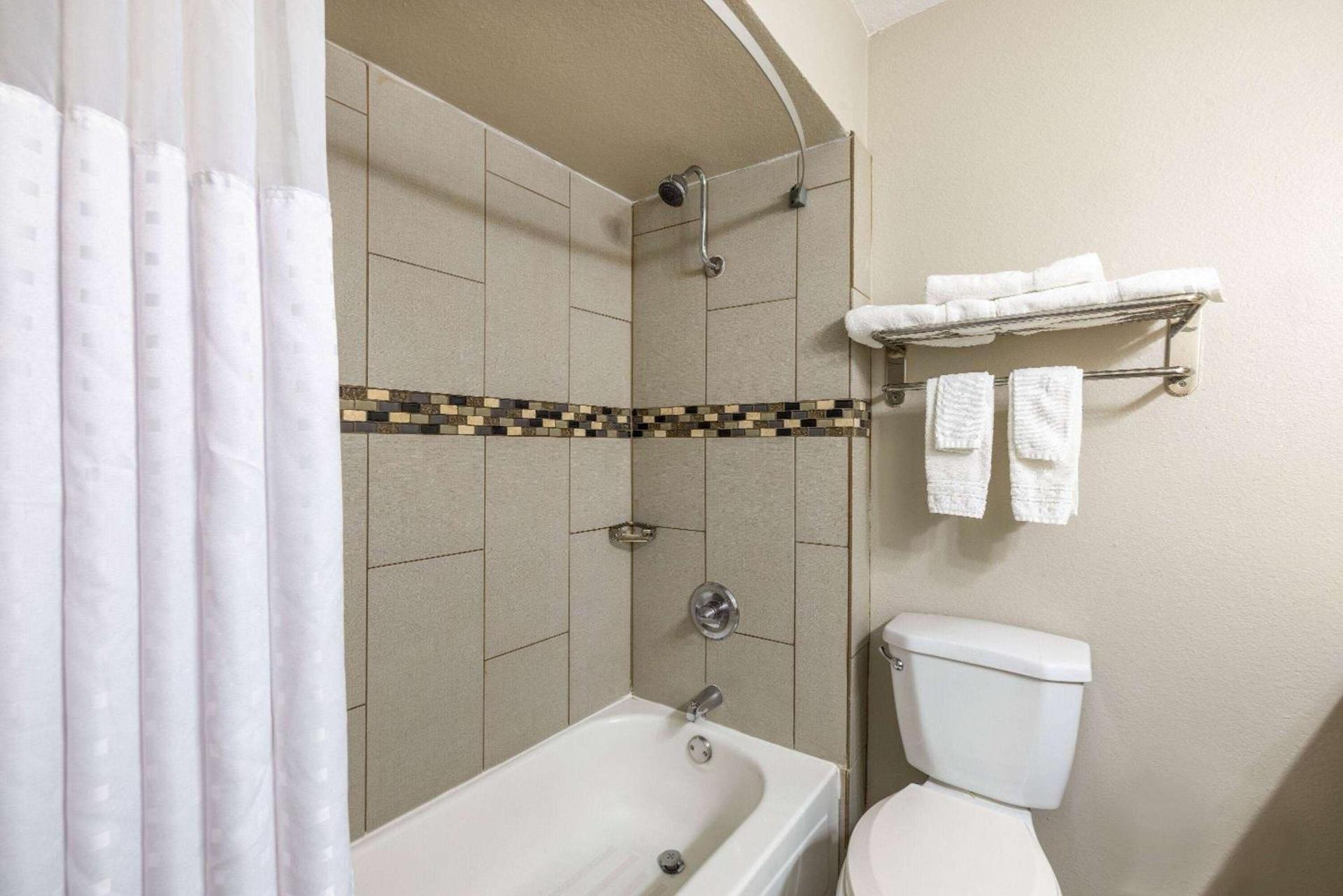 Days Inn by Wyndham Roswell photo 23