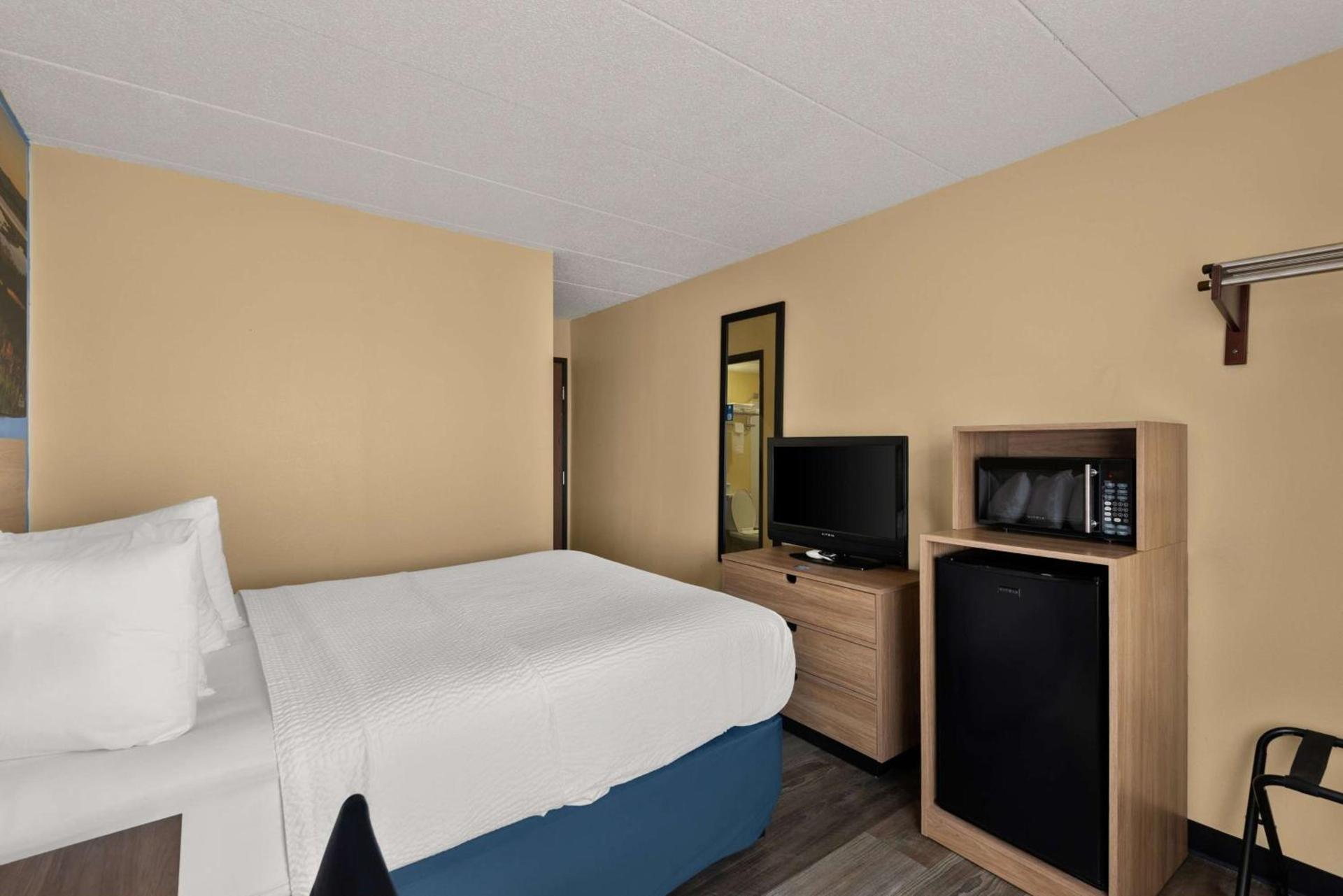 Days Inn by Wyndham Newton photo 25