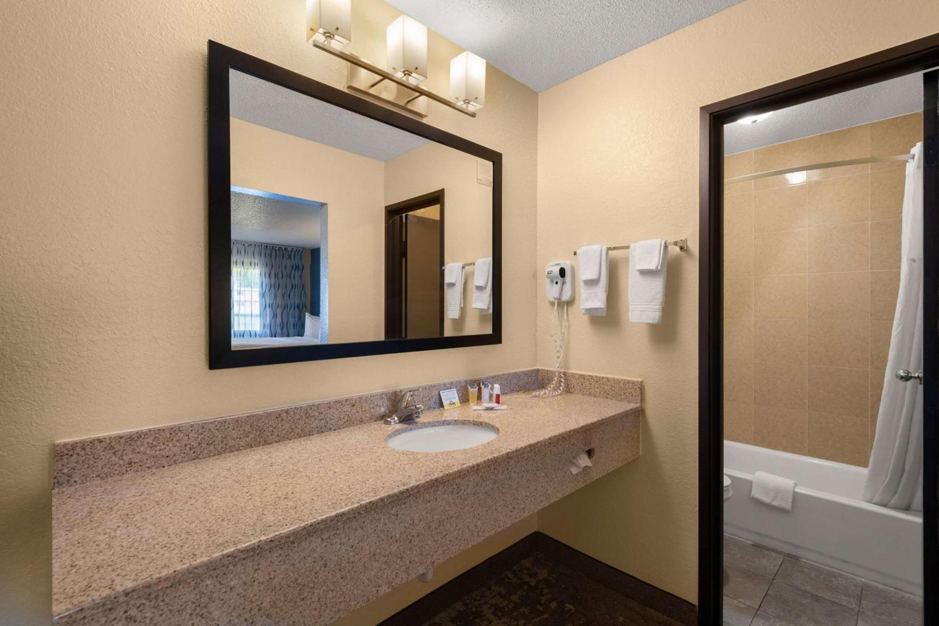 Days Inn by Wyndham Newton photo 35