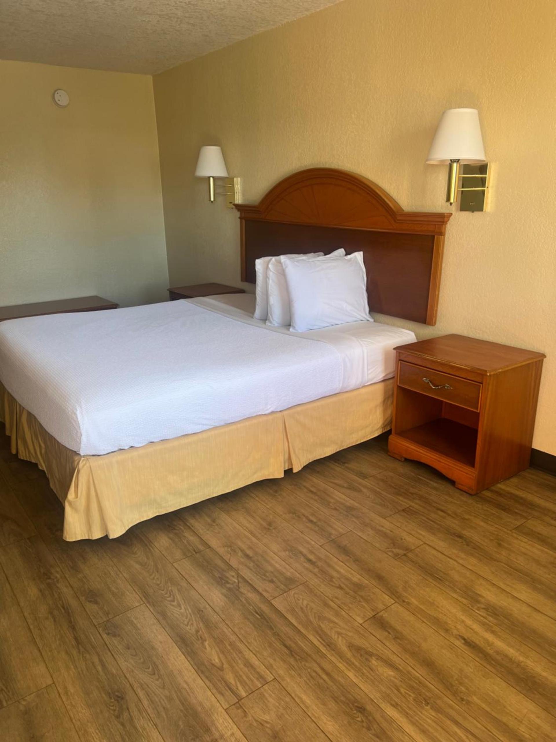 Hole Inn the Wall Hotel - Fort Walton Beach - Sunset Plaza - nearby Beaches & Hurlburt photo 93