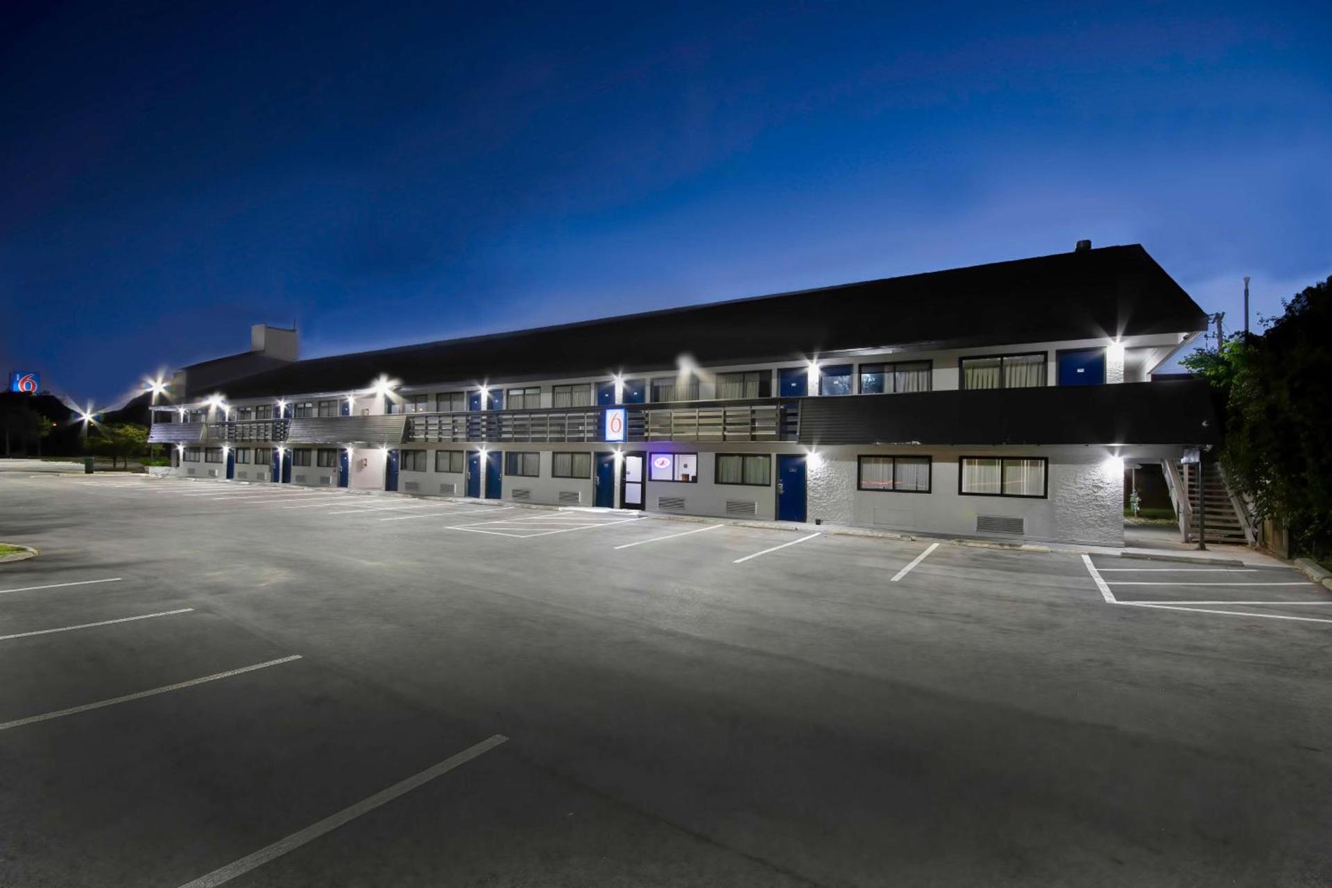 Motel 6 Columbus OH - OSU North photo 3
