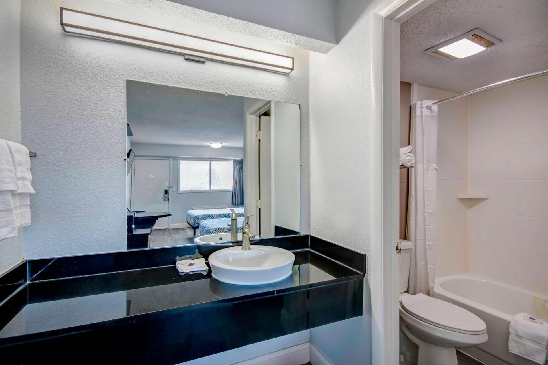 Motel 6 Columbus OH - OSU North photo 11