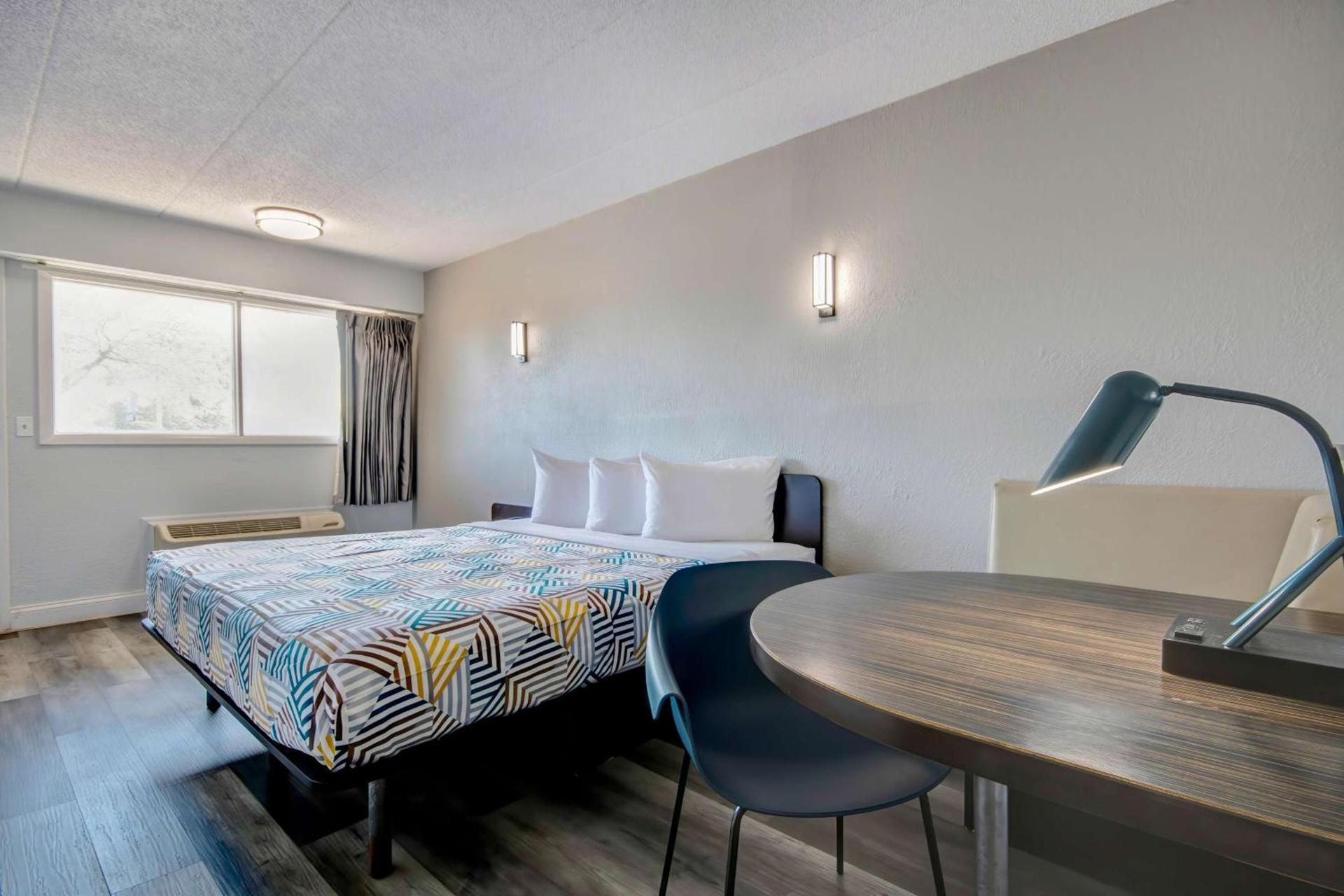 Motel 6 Columbus OH - OSU North photo 22