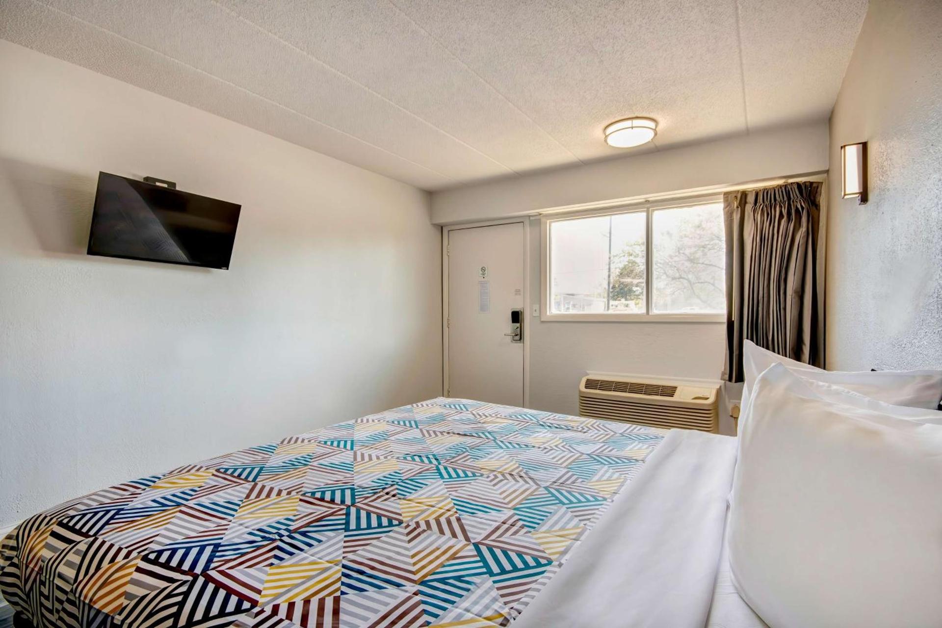 Motel 6 Columbus OH - OSU North photo 23