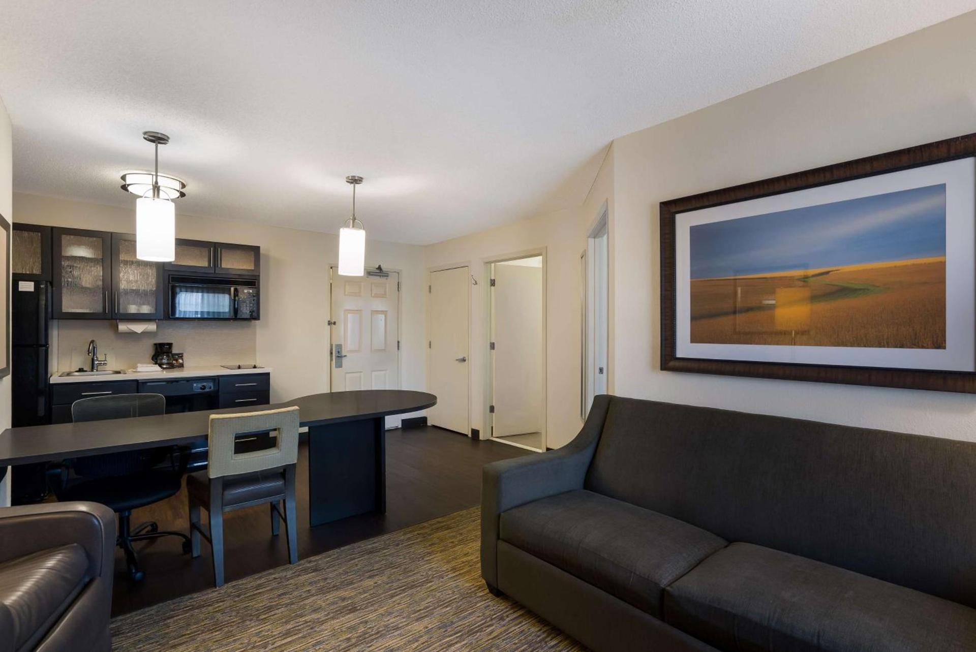 Sonesta Simply Suites Des Moines photo 13