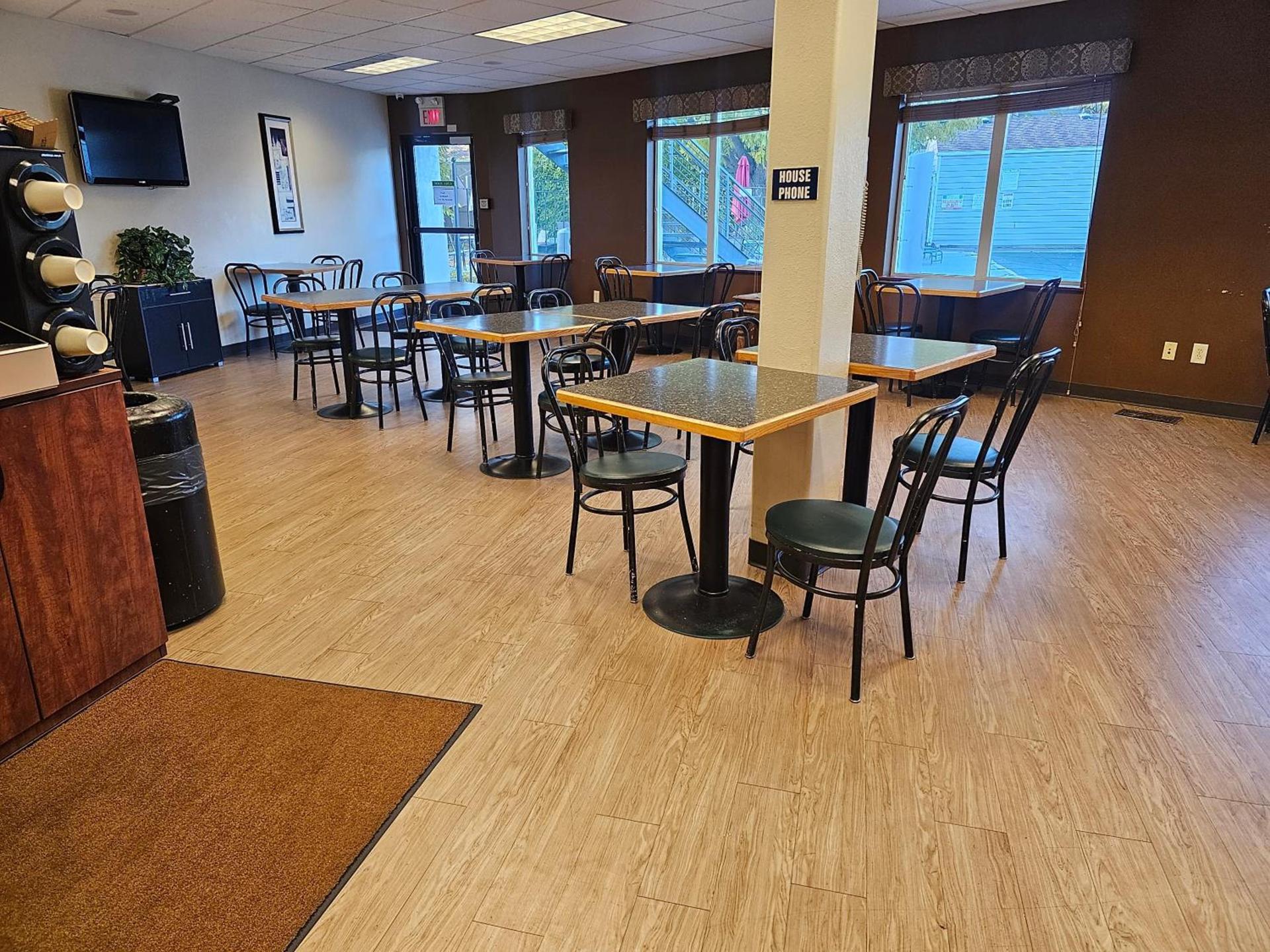 Broadway Inn Conference Center photo 35