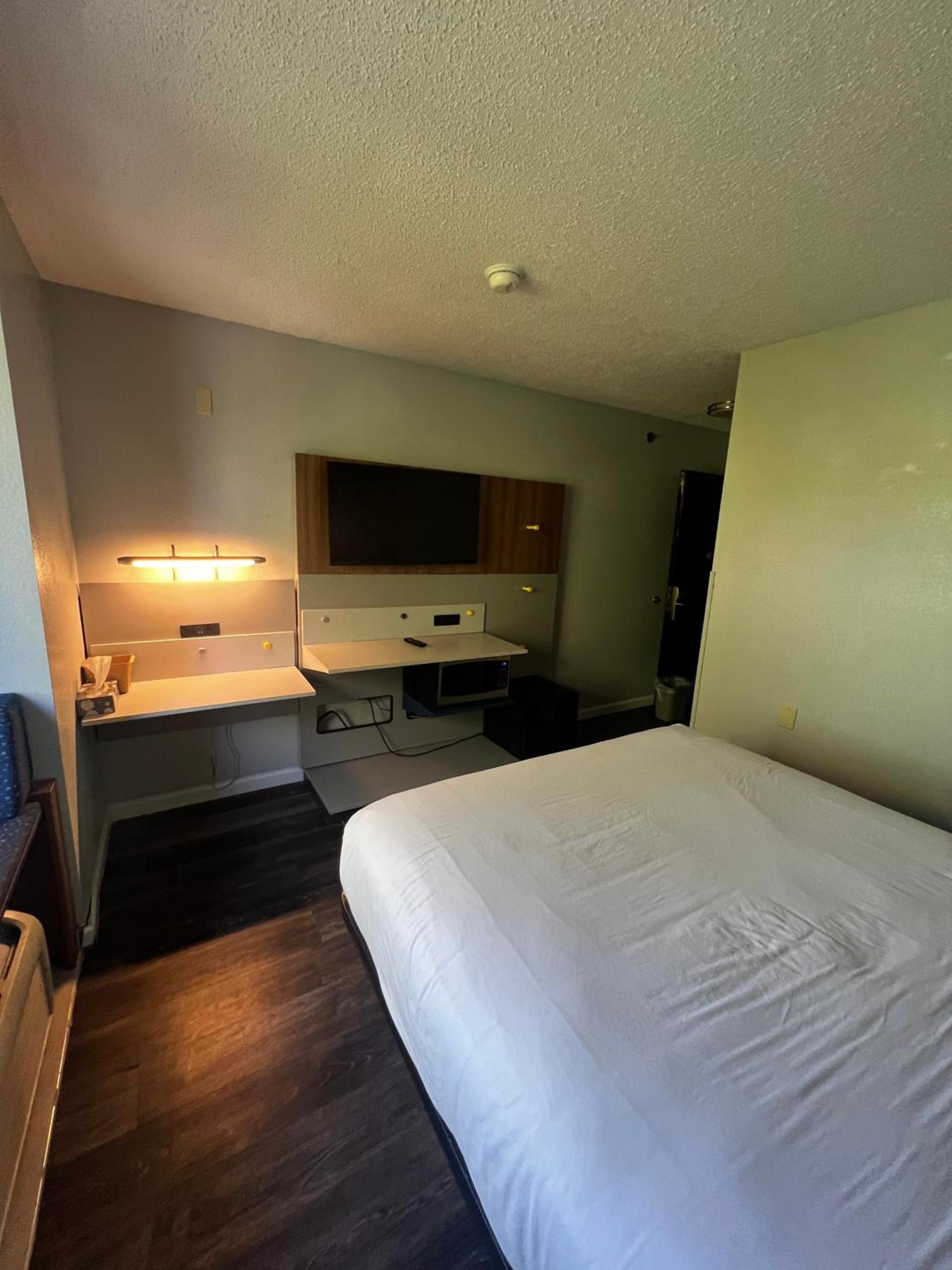 Microtel Inn by Wyndham Atlanta Airport photo 15