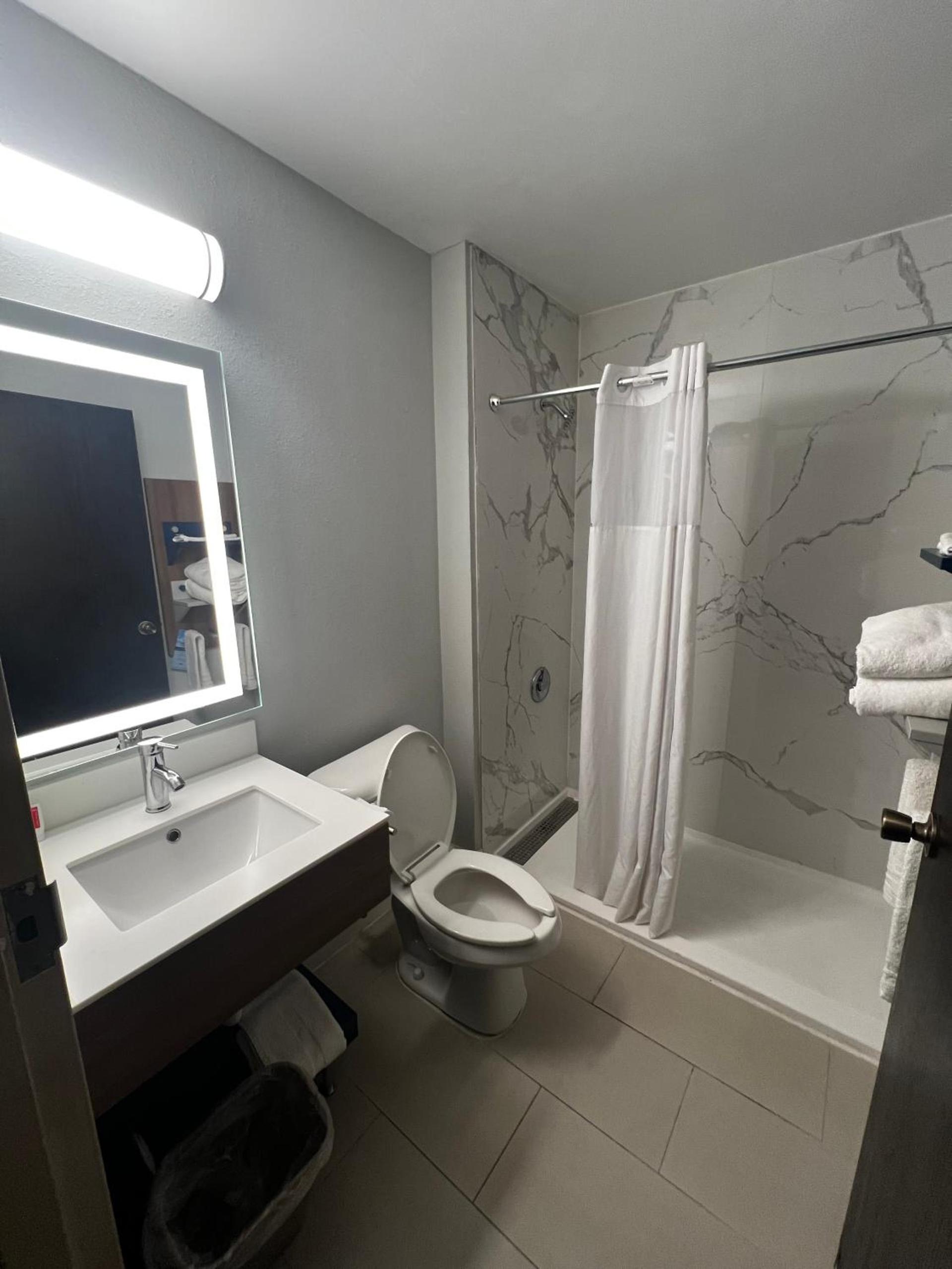 Microtel Inn by Wyndham Atlanta Airport photo 14
