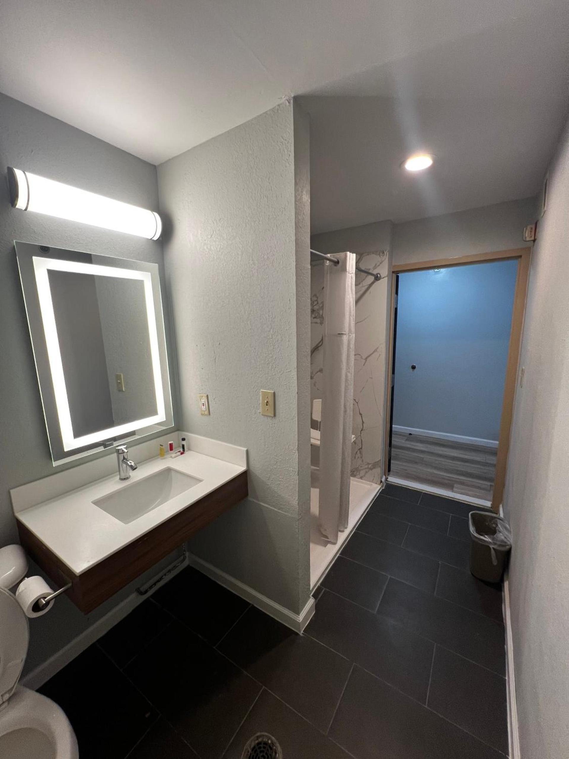 Microtel Inn by Wyndham Atlanta Airport photo 17