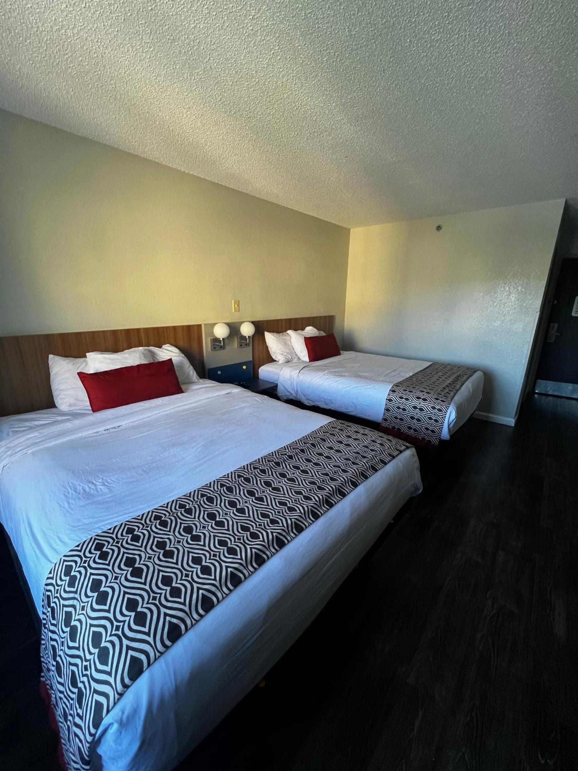 Microtel Inn by Wyndham Atlanta Airport photo 8