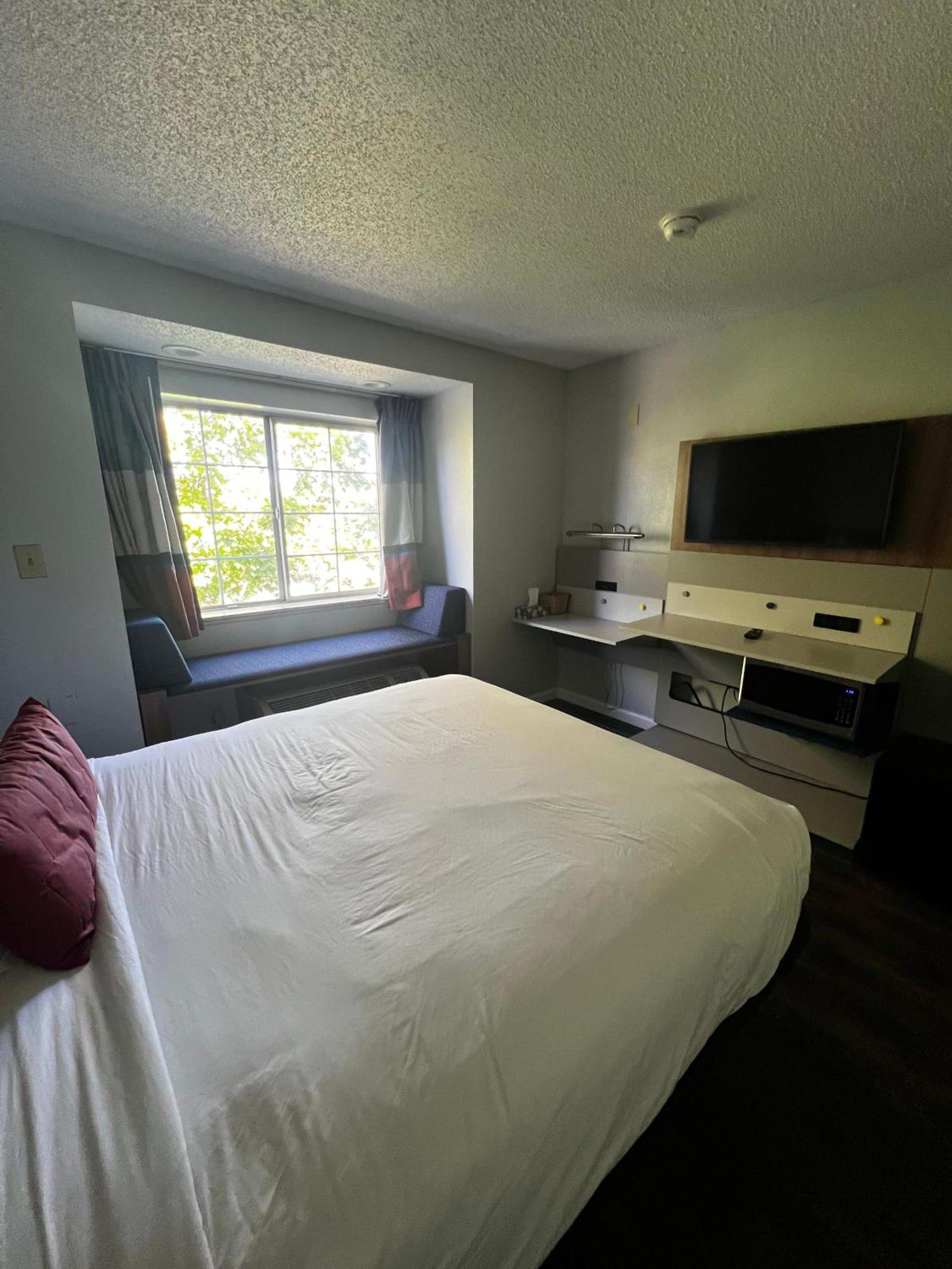 Microtel Inn by Wyndham Atlanta Airport photo 27