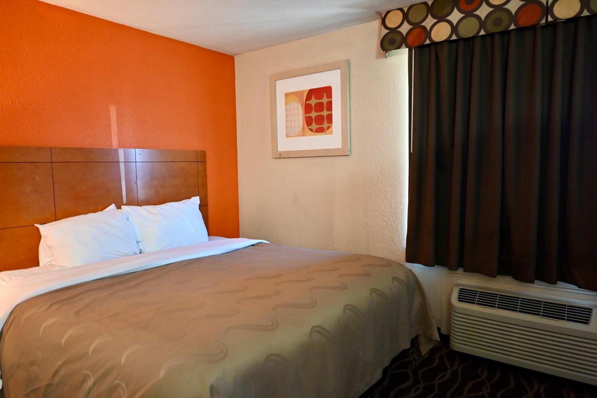 Quality Inn & Suites I-35 near Frost Bank Center photo 33