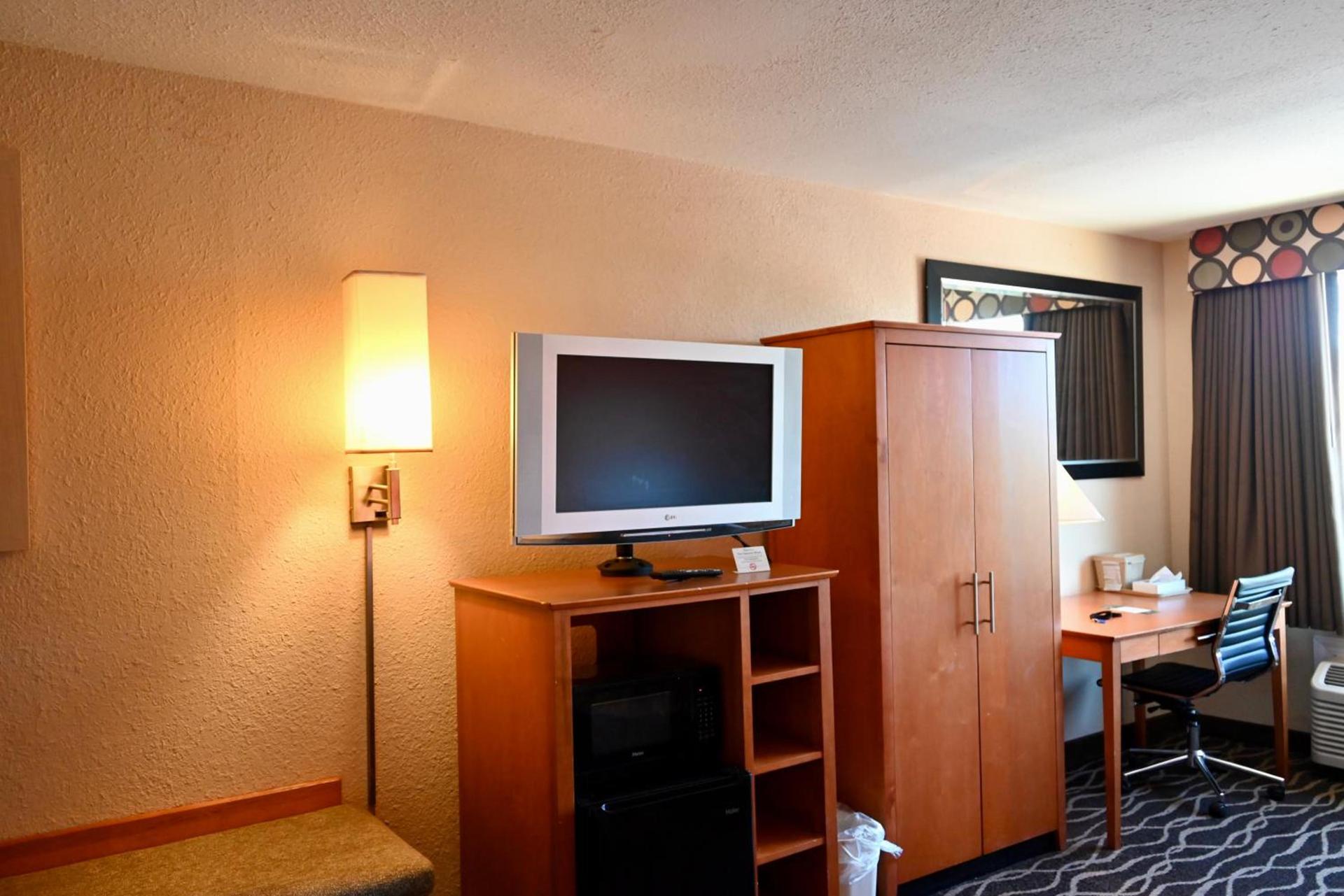 Quality Inn & Suites I-35 near Frost Bank Center photo 34