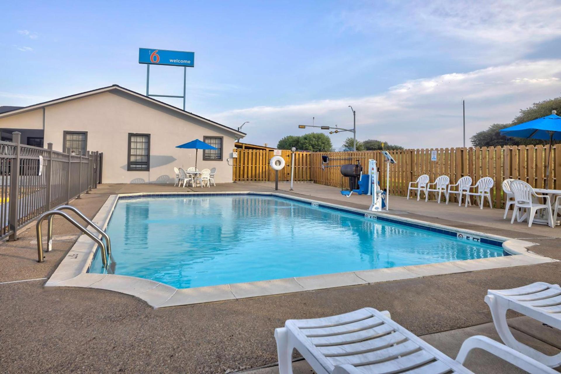 Motel 6-Bryan, TX - College Station photo 2