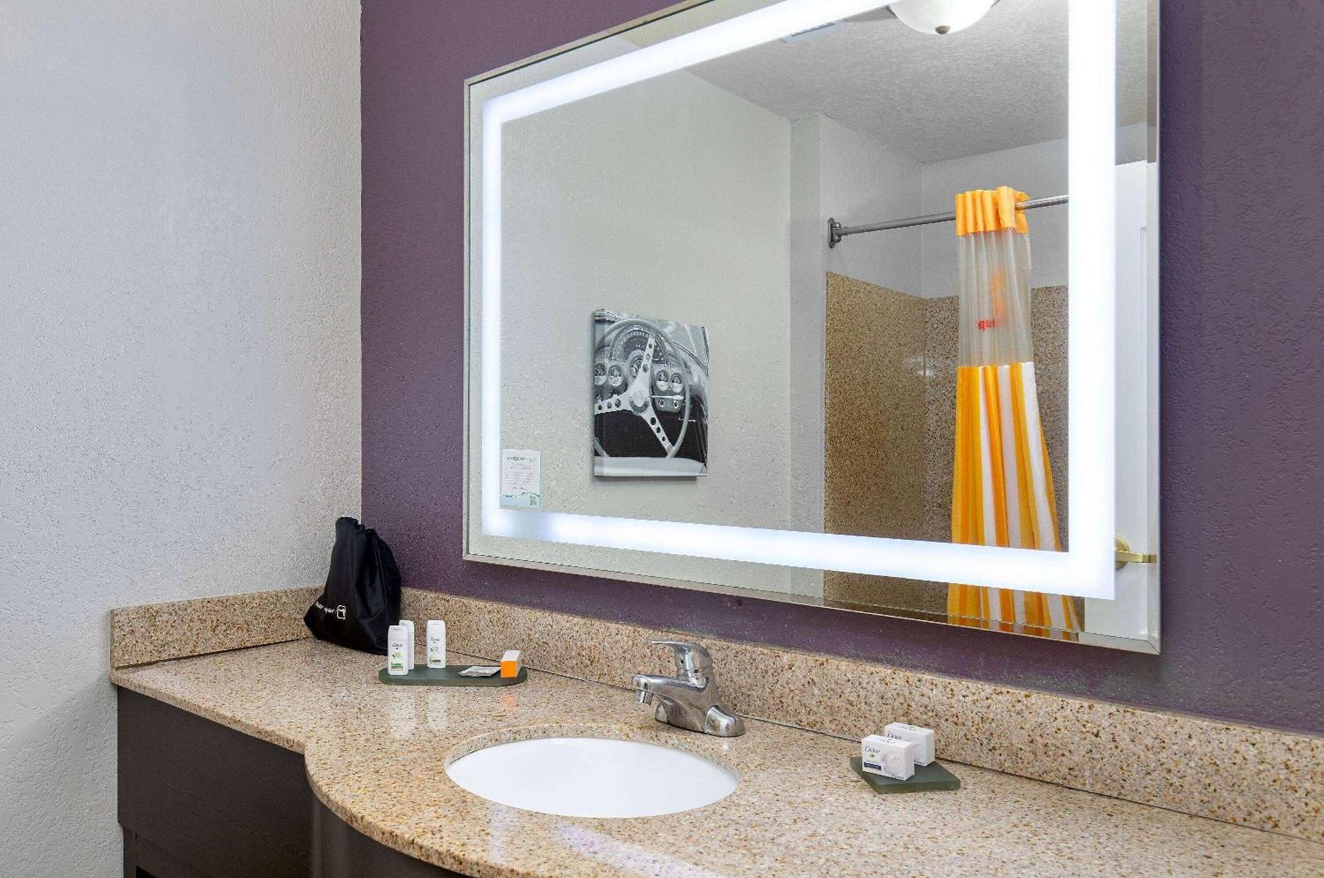 La Quinta by Wyndham Bowling Green photo 40