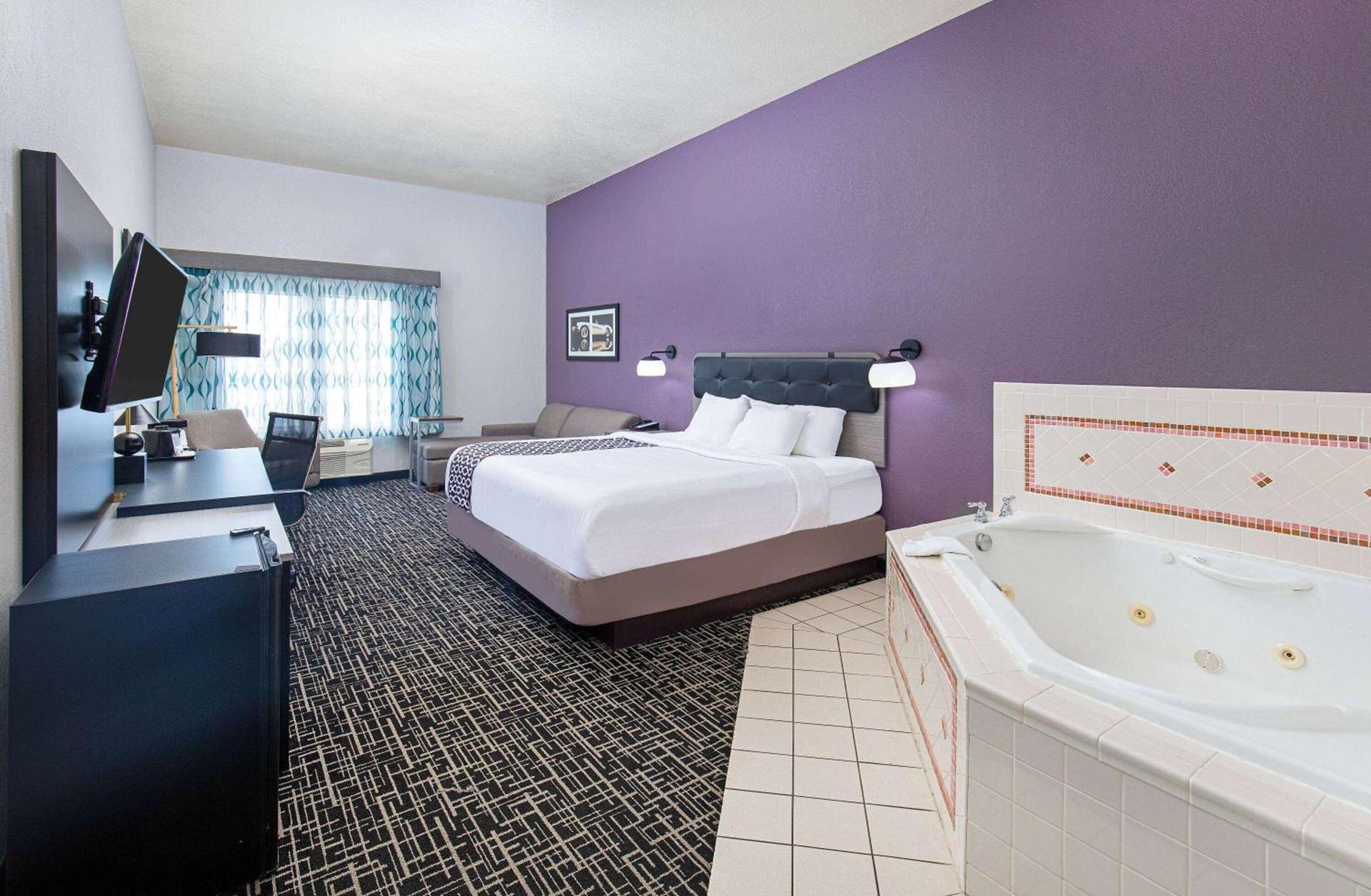 La Quinta by Wyndham Bowling Green photo 56