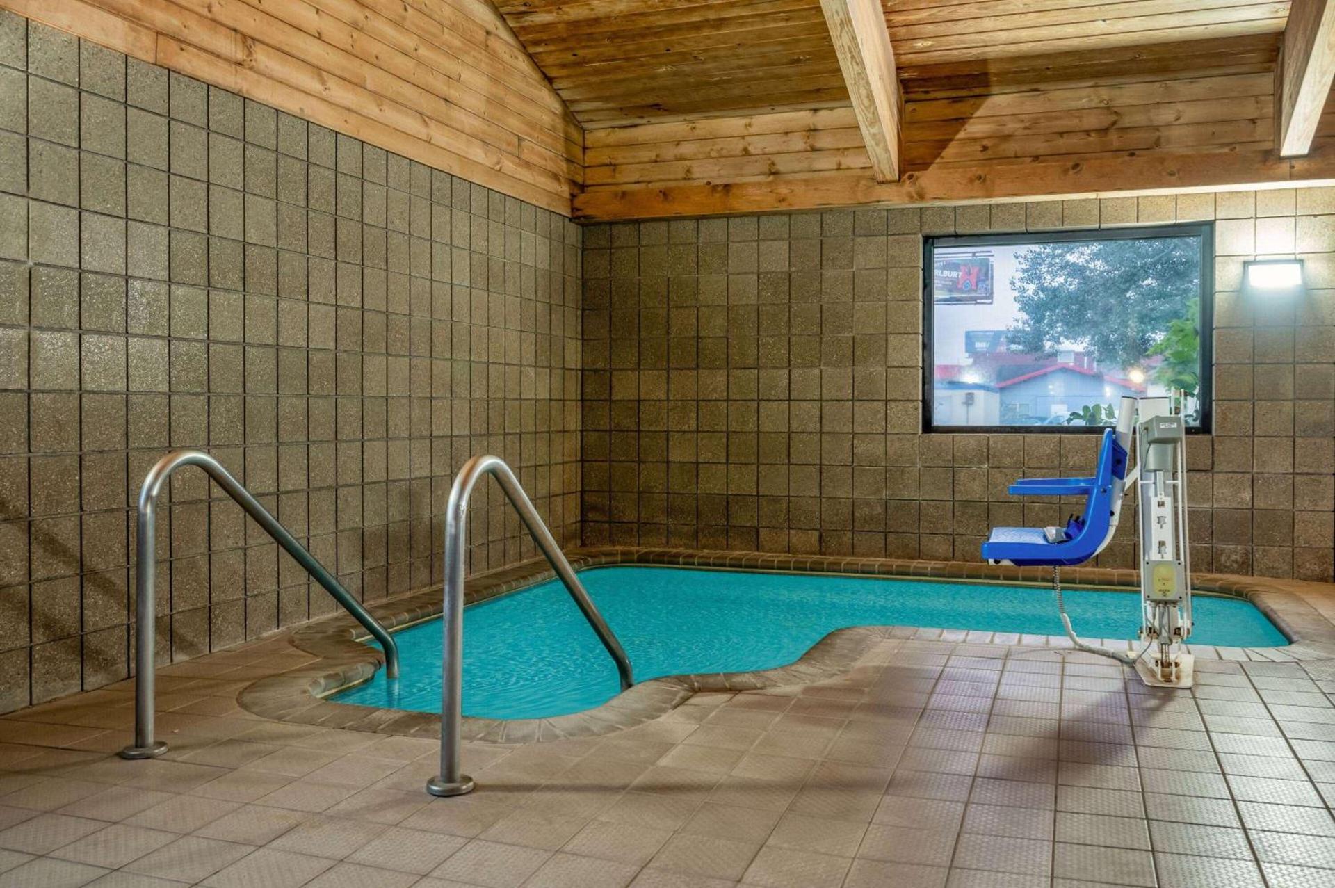 AmericInn by Wyndham Eau Claire photo 8
