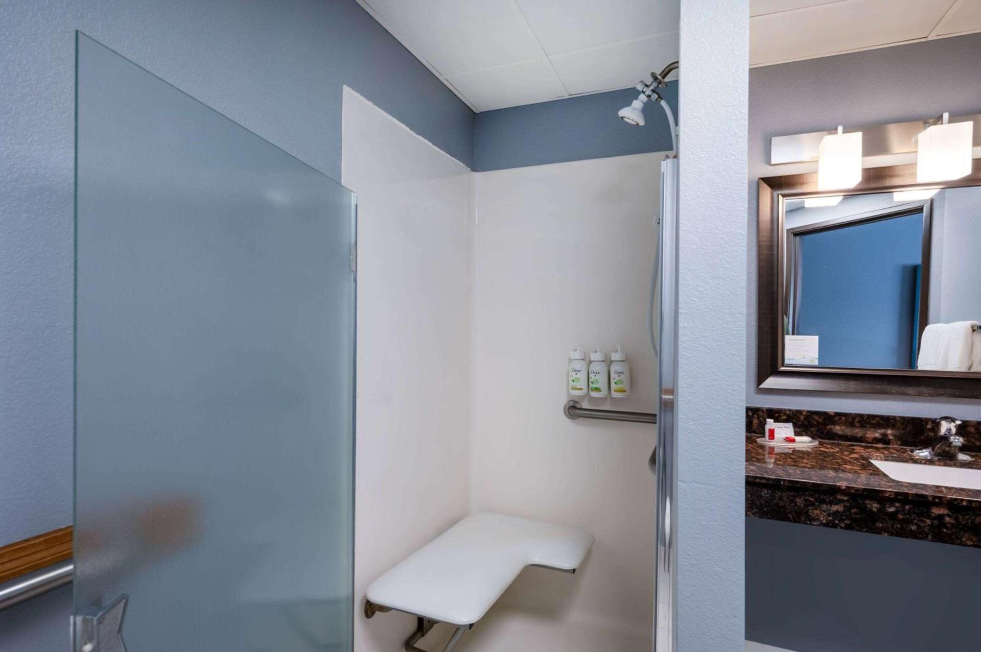 AmericInn by Wyndham Eau Claire photo 10