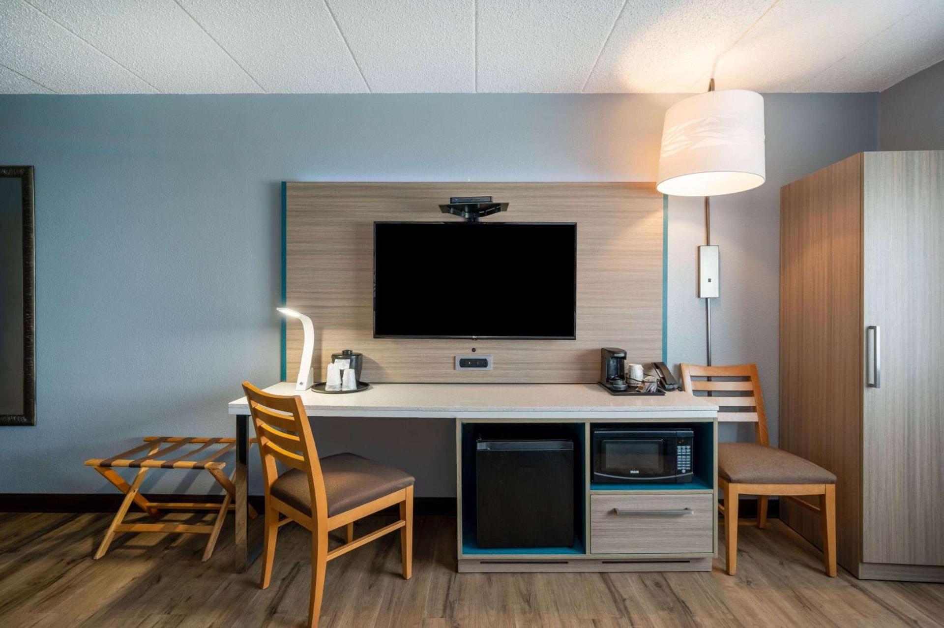 AmericInn by Wyndham Eau Claire photo 11