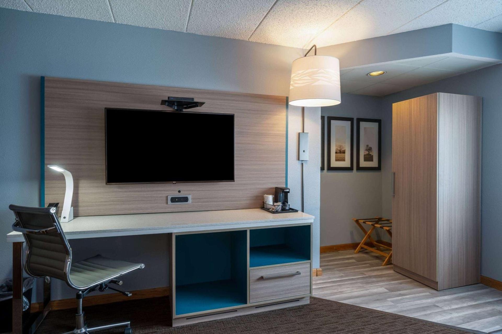 AmericInn by Wyndham Eau Claire photo 12
