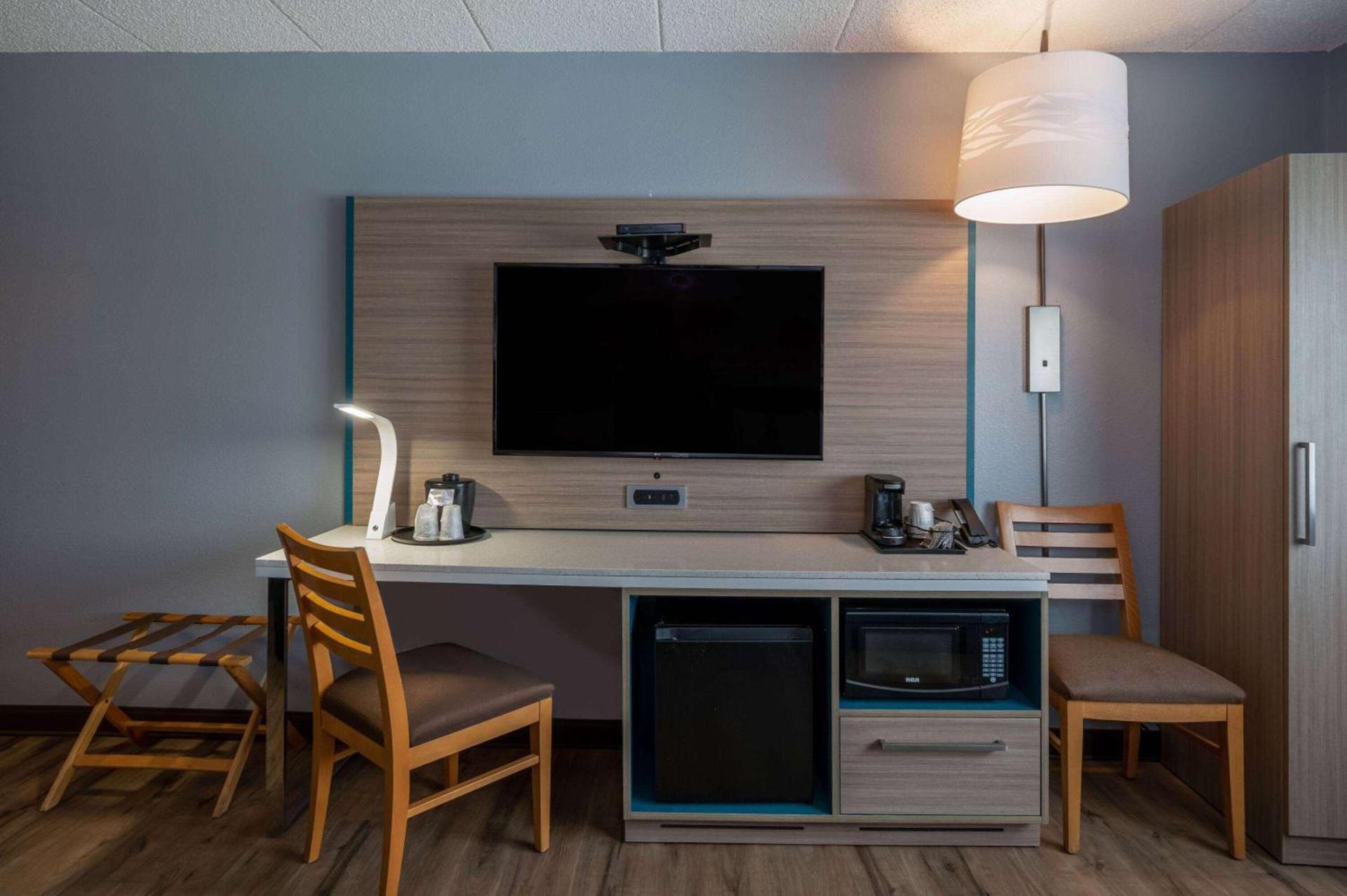 AmericInn by Wyndham Eau Claire photo 20