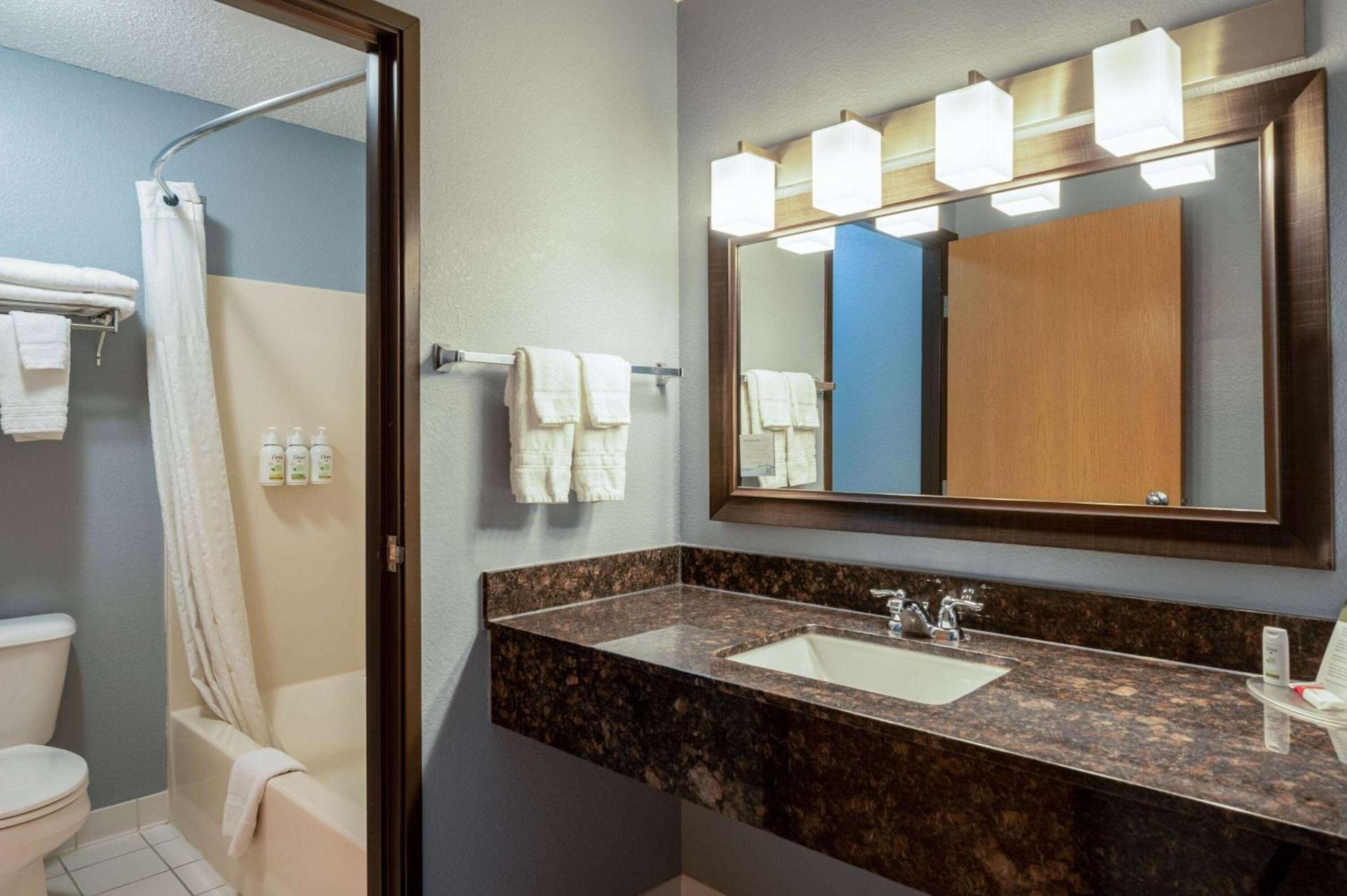 AmericInn by Wyndham Eau Claire photo 26
