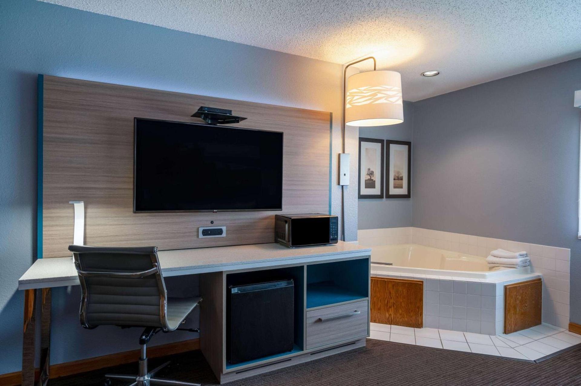 AmericInn by Wyndham Eau Claire photo 28