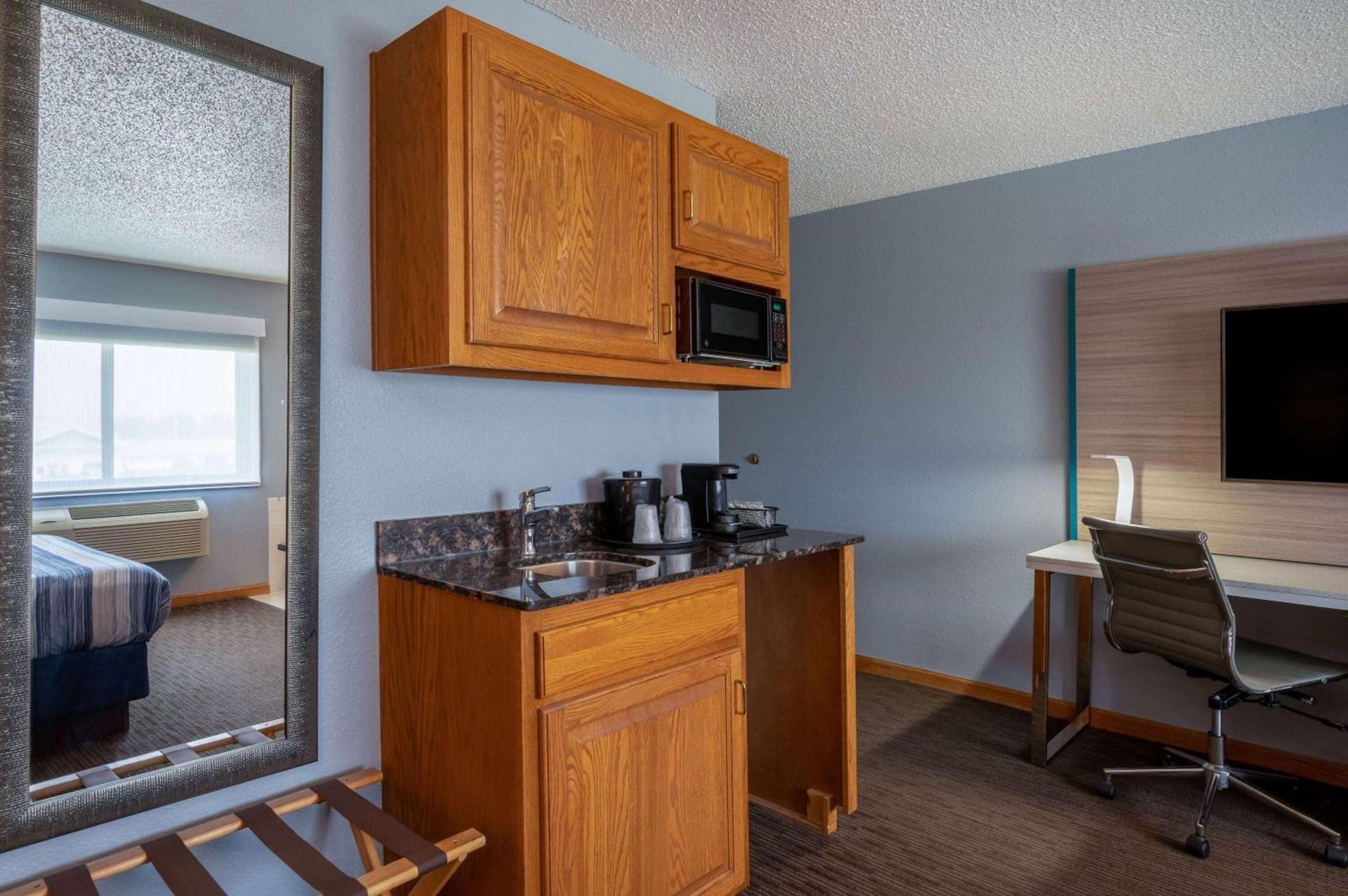 AmericInn by Wyndham Eau Claire photo 29
